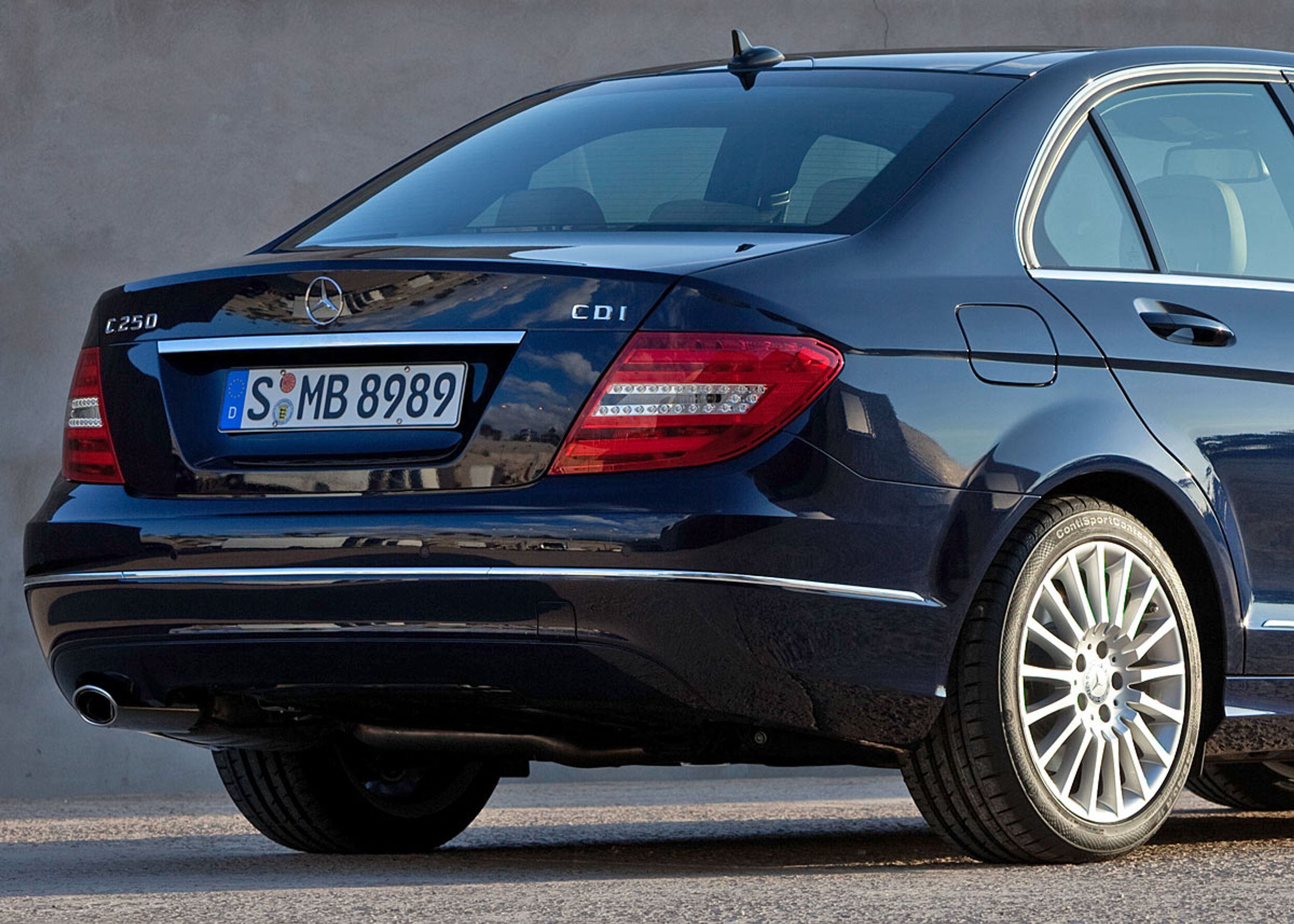 Bagtil er lygterne og kofangeren modificeret en smule.