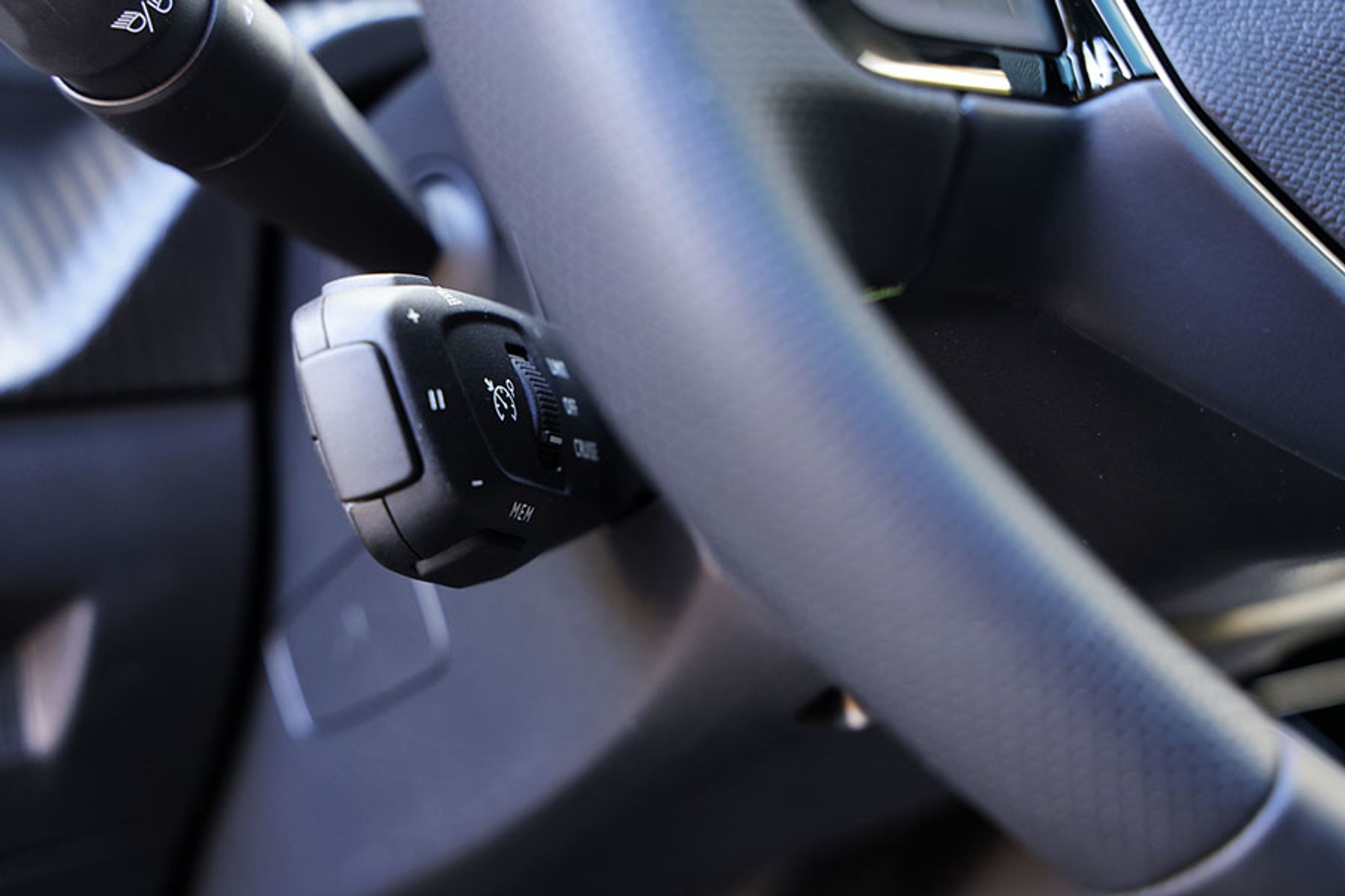 Den adaptive fartpilot er kun standard på topversionen GT-Pack. Den har en merpris på 20.000 kr. i forhold til Style-versionen, der har samme batteri og rækkevidde på 420 km. Betjeningen er ikke specielt intuitiv, men man vænner sig til det, og stilken er nem at finde på venstre side bag rattet. 