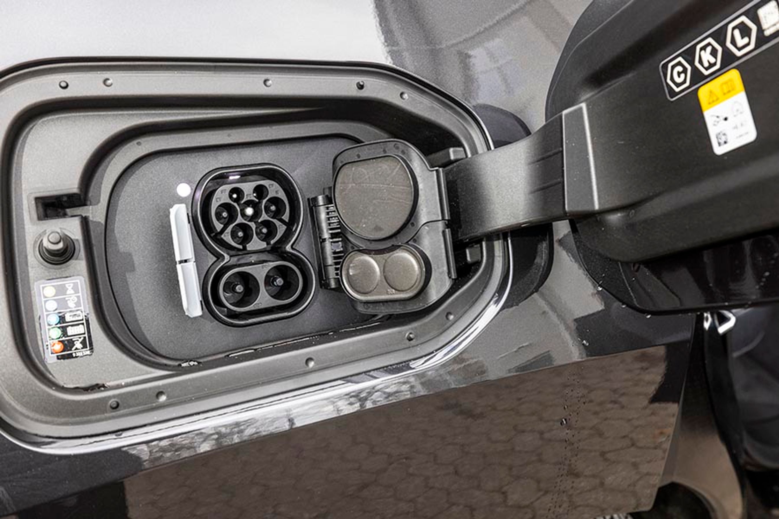 Opladningsteknikken er, som den skal være på en moderne elbil. Hjemme kan du lade med 11 kW, så den kan lades fuldt op på under syv timer. Ude i byen kan den lynlade med op til 150 kW. Vi målte 113 kW over 15 minutter og 95 kW over 30 minutter.