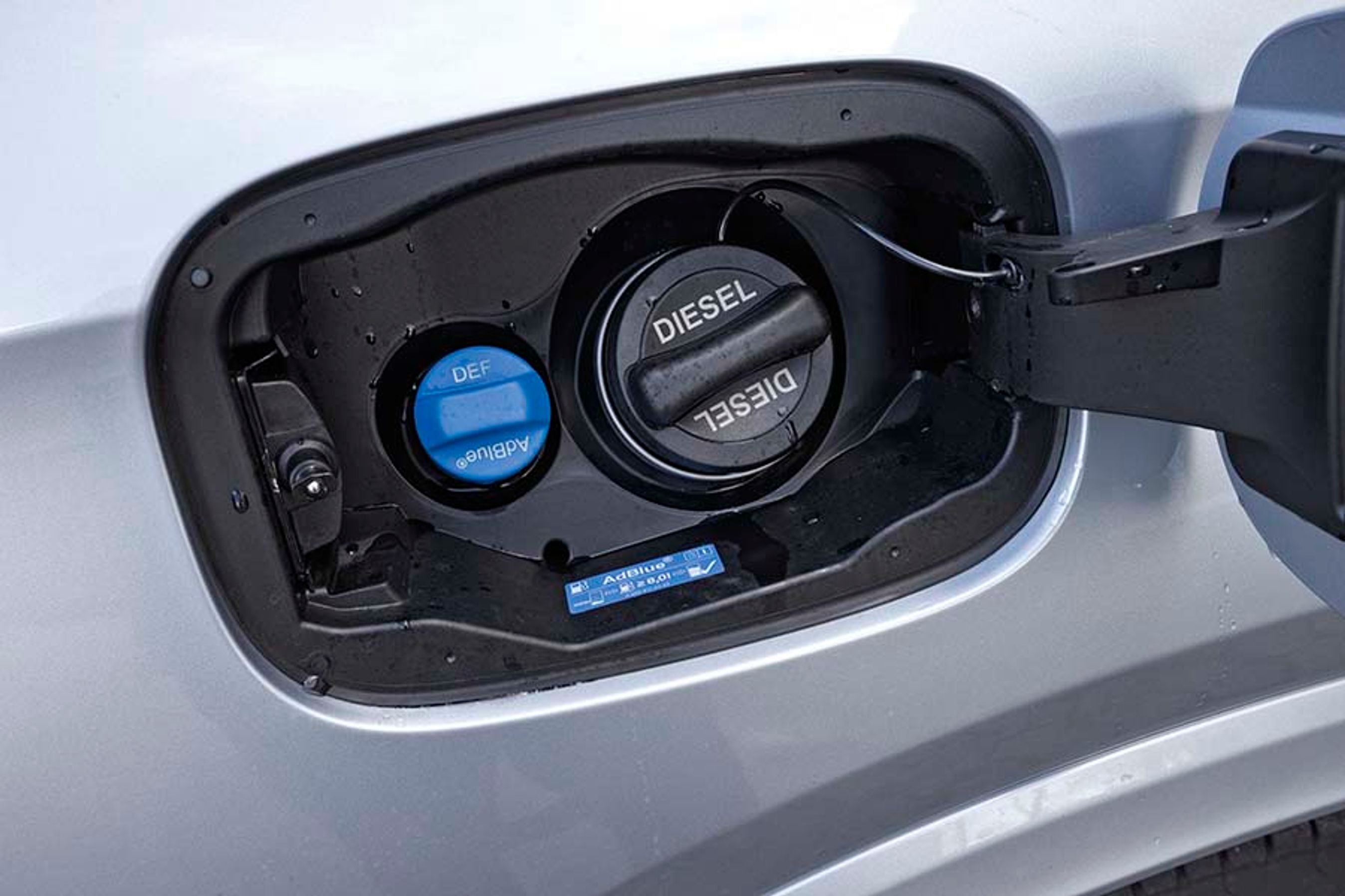 Moderne dieselmotorer bruger AdBlue-tilsætning for at minimere miljøbelastningen. Påfyldningsstudsen er nemt placeret ved tankdækslet, så man let kan supplere, hvis der bliver behov for det mellem service. 