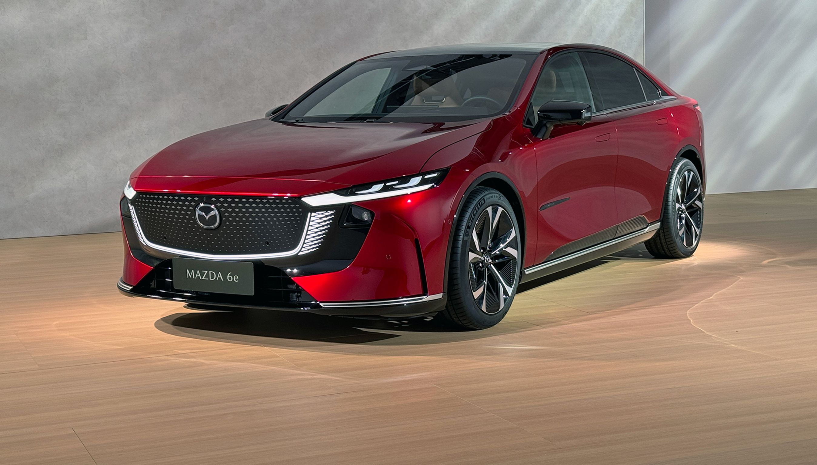 Rød mazda 6e skråt forfra.