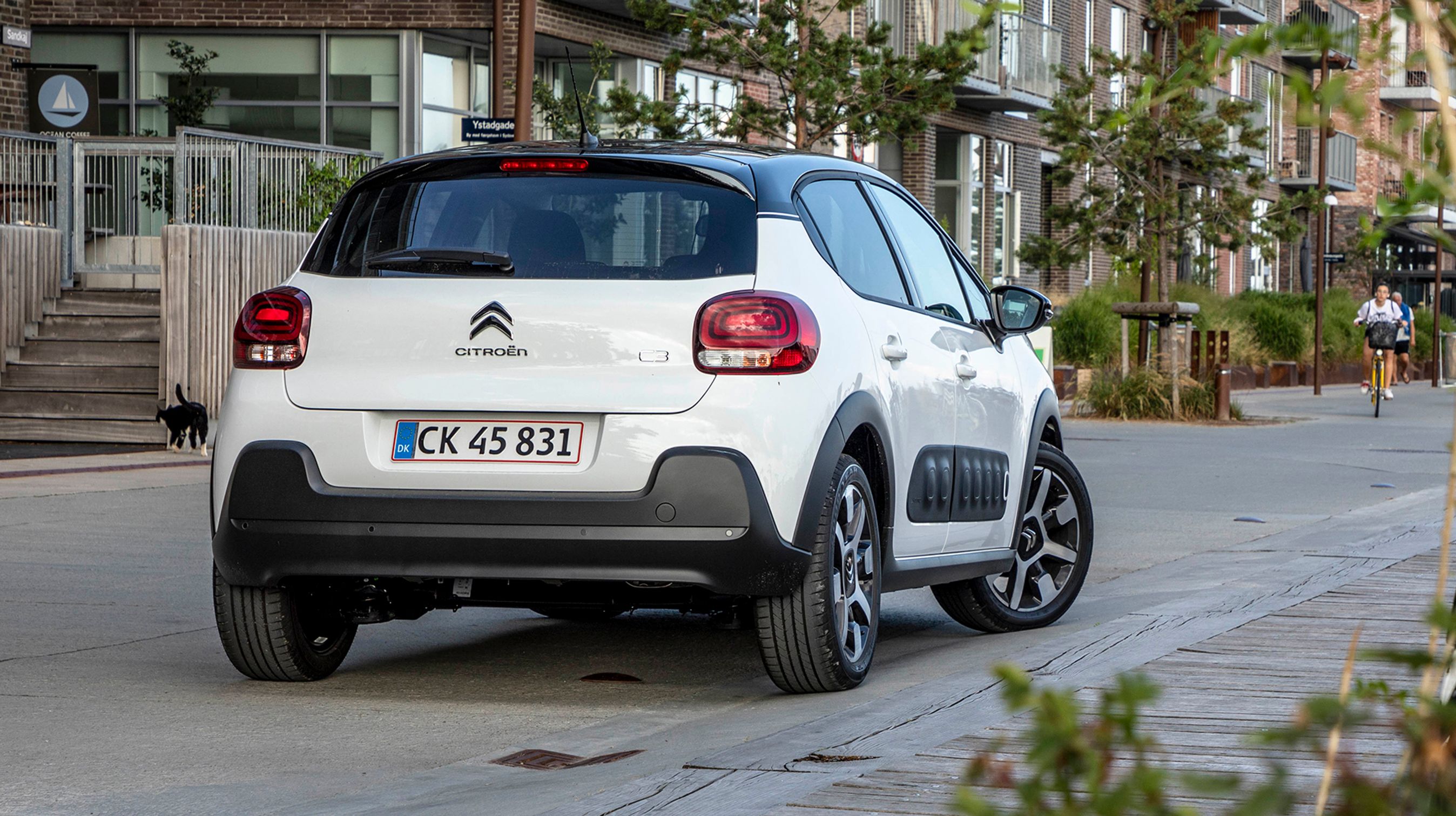 VTR Sport-udgaven har kontrastfarvet tag og store 17”-fælge. Det giver bilen et bysmart design. Ikke så heldigt i byen er udsynet skråt bagud, hvor der er en stor blind vinkel mellem bagrude og bagerste siderude. Overvej bakkamera til 3.400 kr. 