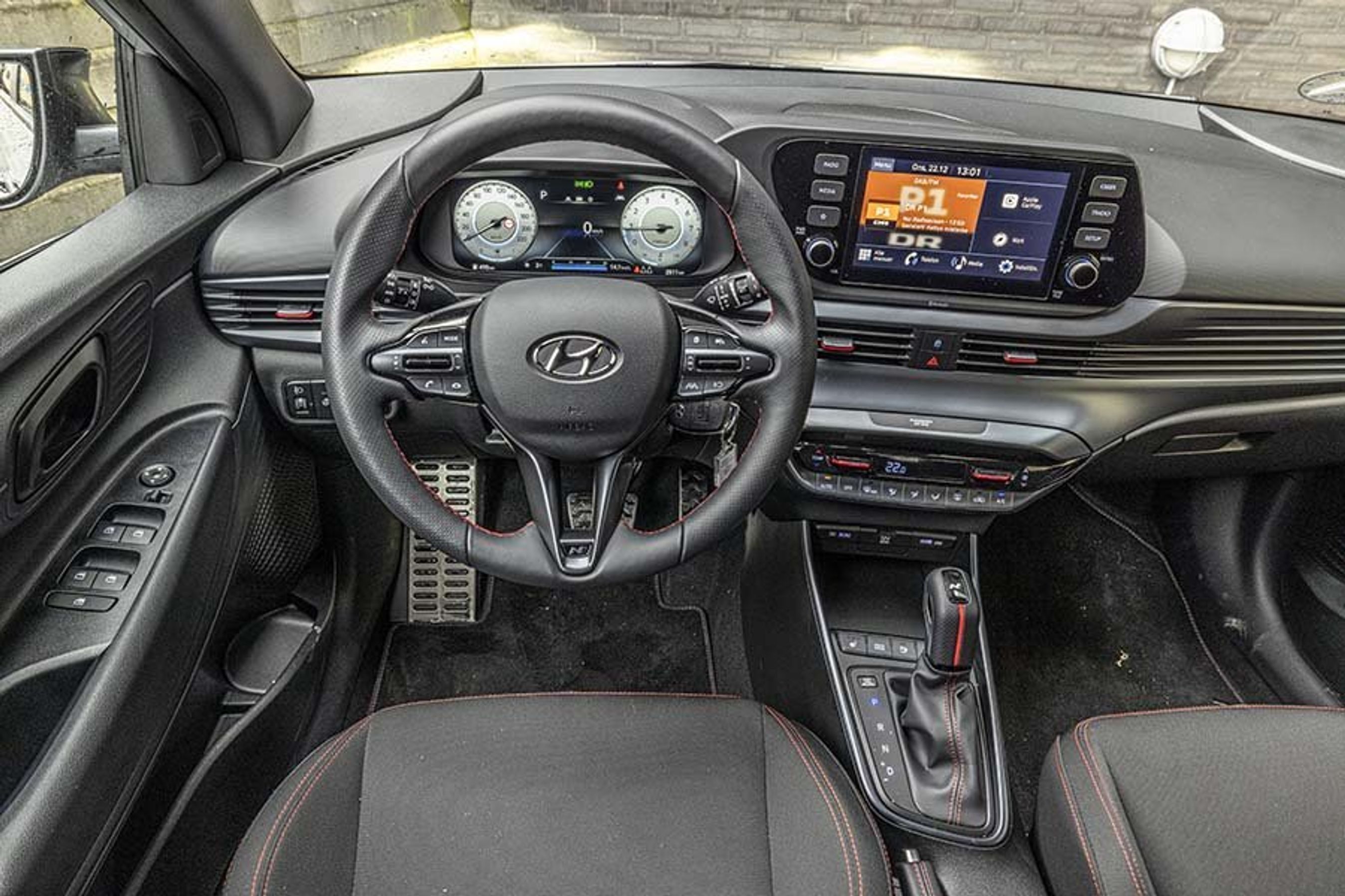 Der er røde syninger på rattet, sæderne, gearvælger og den manuelle håndbremse.