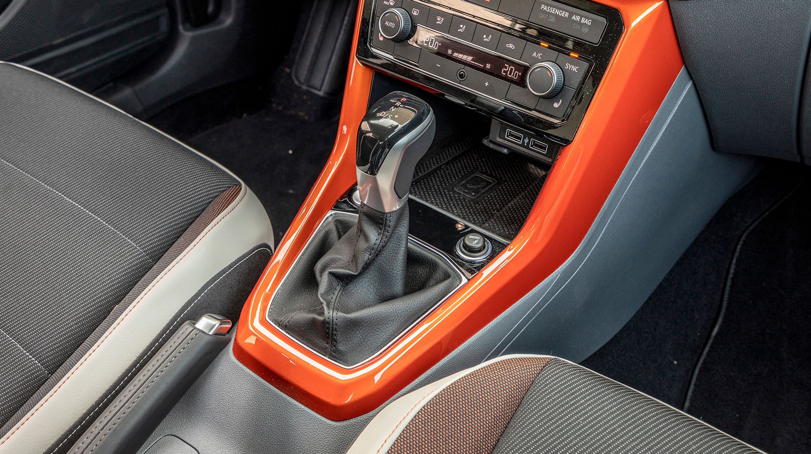 Det koster 18.500 kr. ekstra at få automatgear i T-Cross, hvilket er en mærkbar fordyrelse af modellen. Men hvis man kører meget, vil det også afstresse alle ture og være et anbefalelsesværdigt valg. 