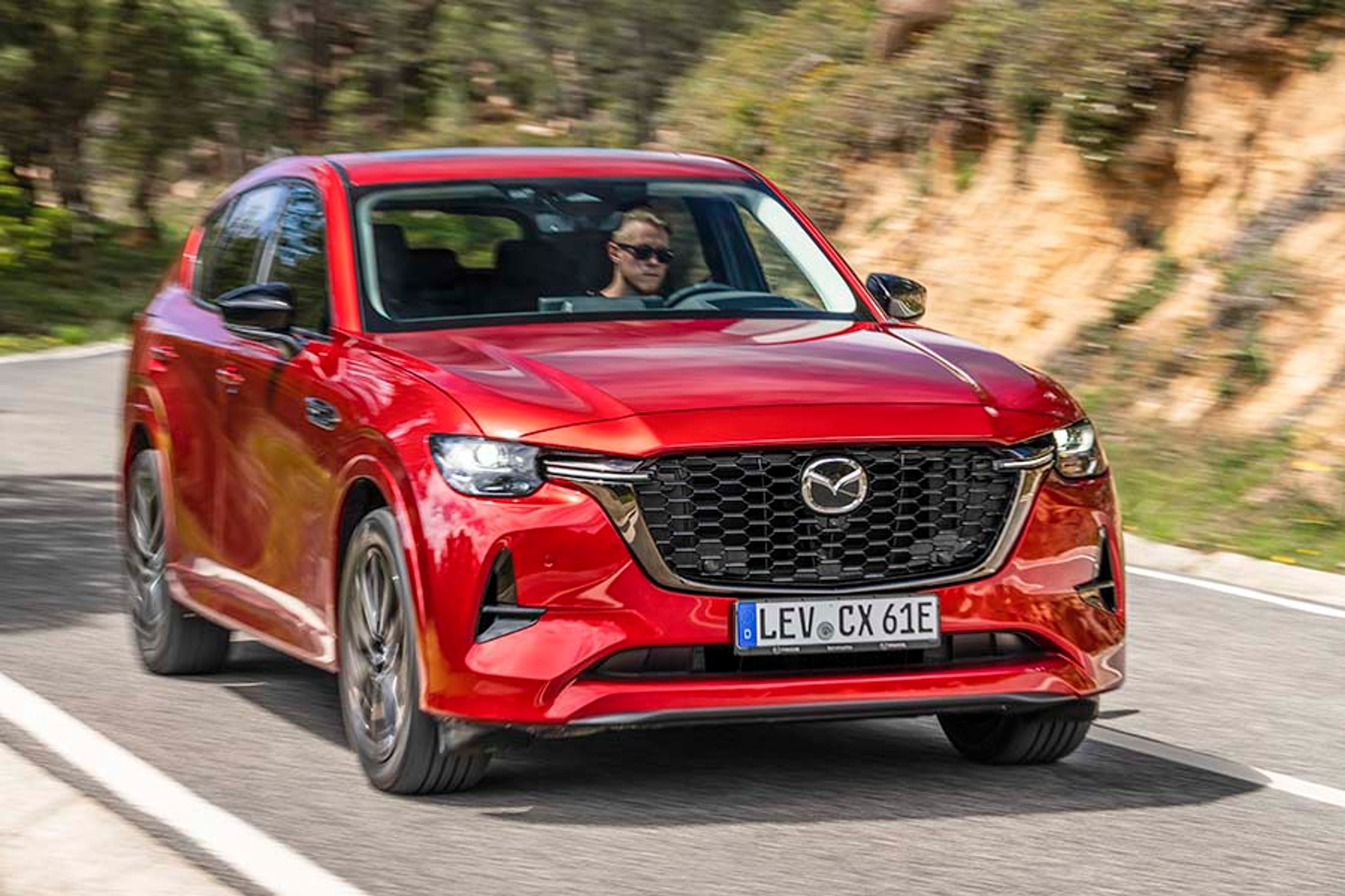 Mazda CX-60 er en køreglad bil med køreegenskaber som var den en moderne udgave af en Alfa Romeo. Der er ingen tvivl om, at fabrikken har gjort, alt de kunne for at gøre bilen til en god køreoplevelse.