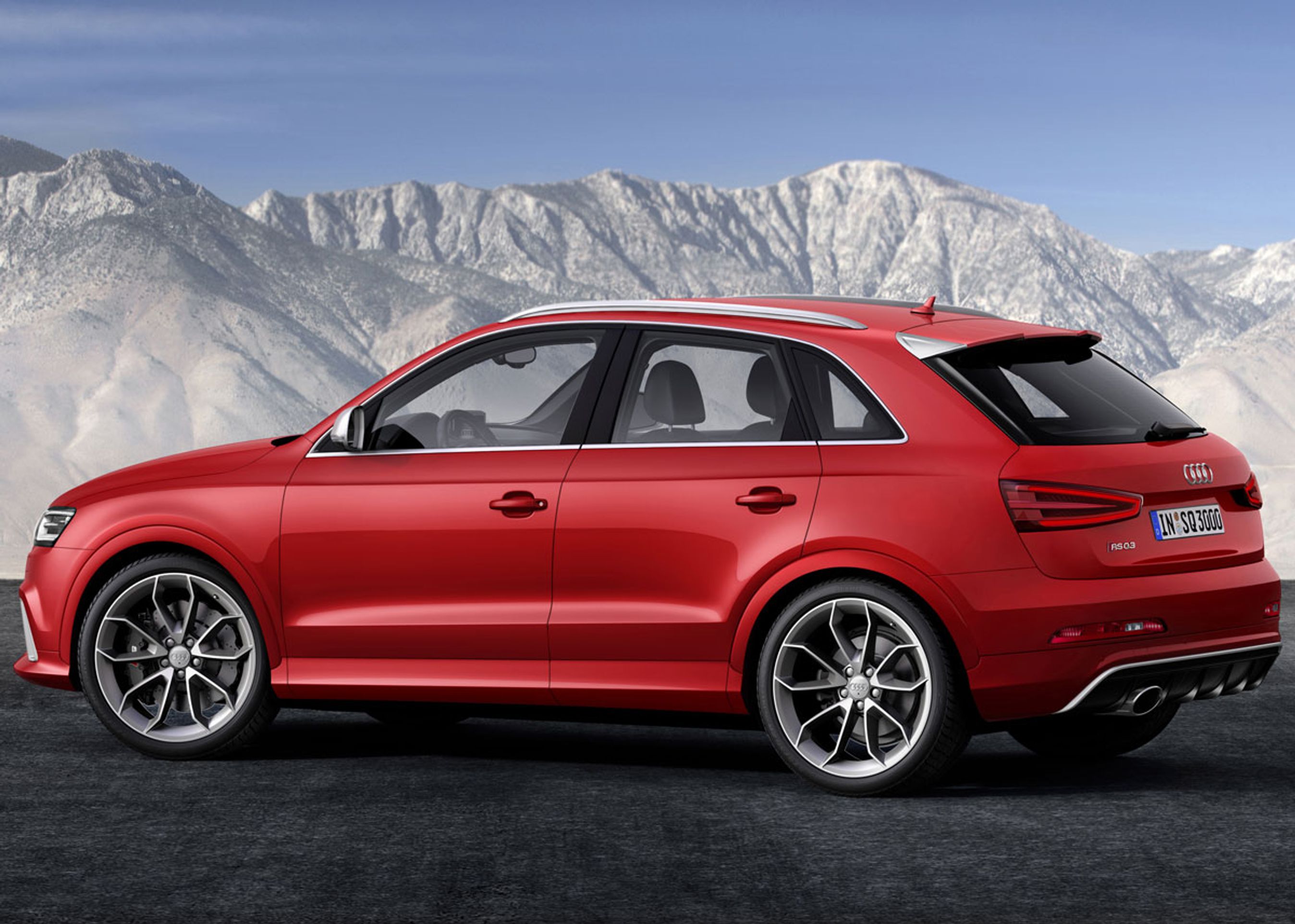 Audi Q3 RS adskiller sig designmæssigt bl.a. ved en stor tagspoiler, en bageste kofanger med diffusorindsats, et stort, ellipseformet udstødningsrør og et RS Q3-logo på bagenden.