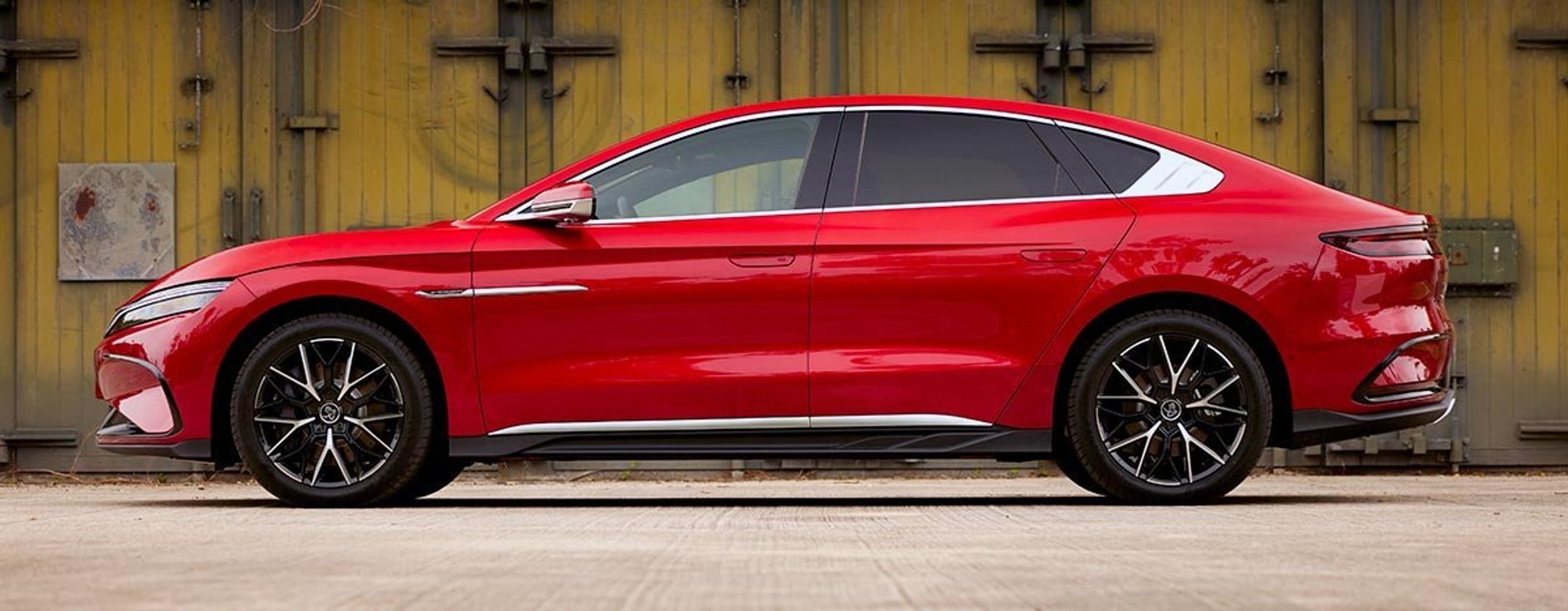 Han er i klasse med mange andre nuværende og kommende elbiler i den store sedan-klasse.