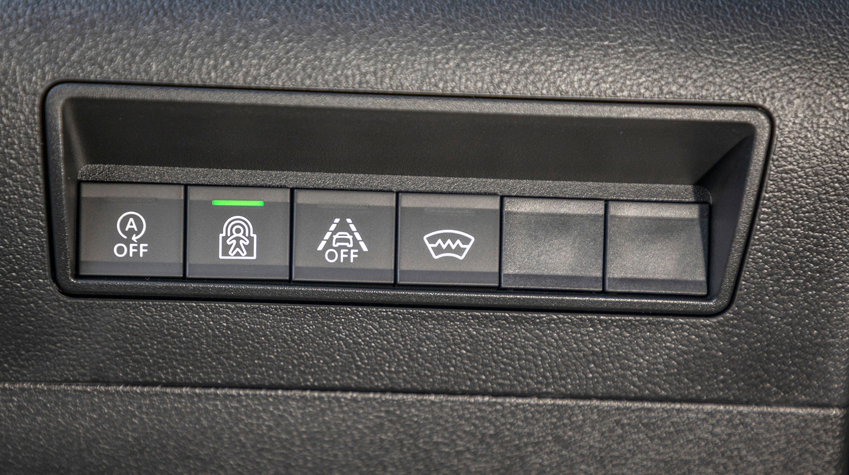 Som noget smart kan man aktivere børnelåsen på skydedørene fra en knap på instrumentbordet.