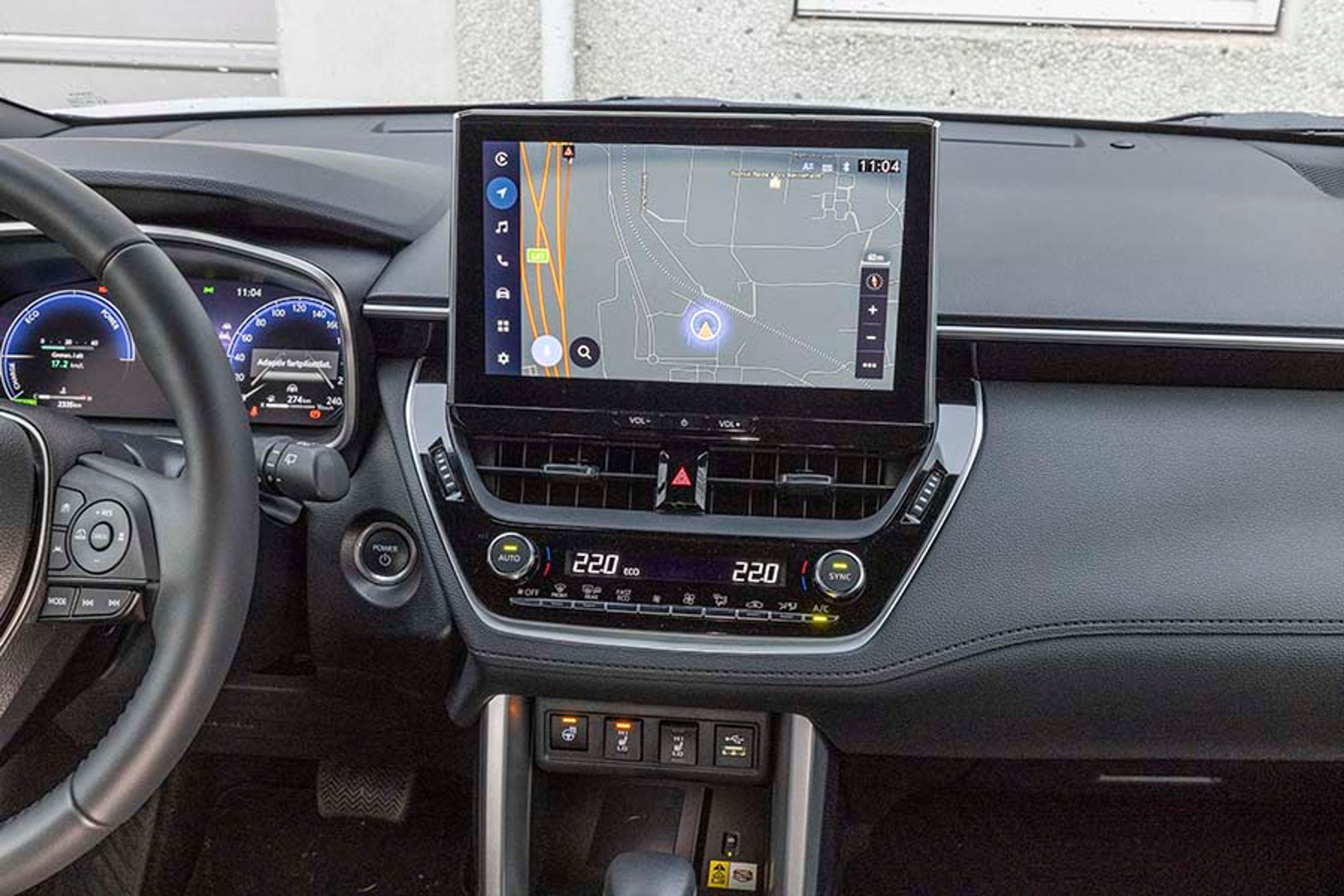 Skærmen har danske menuer og er let at betjene fra førerpladsen med enkle tryk. Under skærmen er et traditionelt betjeningspanel til klimaanlægget.