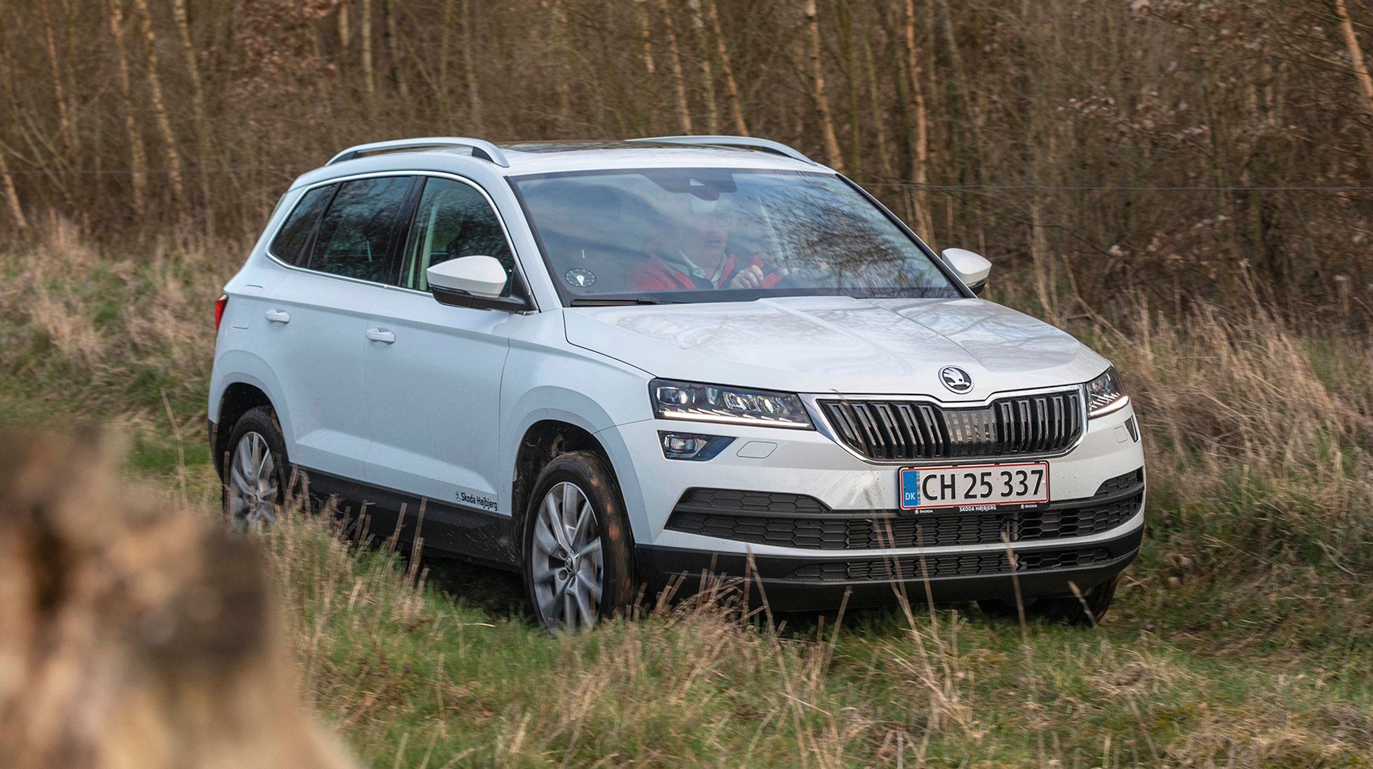 Skoda Karoq er en utrolig praktisk SUV med et hav af gode egenskaber. Dens frihøjde er ikke blandt de bedste, men man kan alligevel let køre væk fra asfaltens trygge rammer.