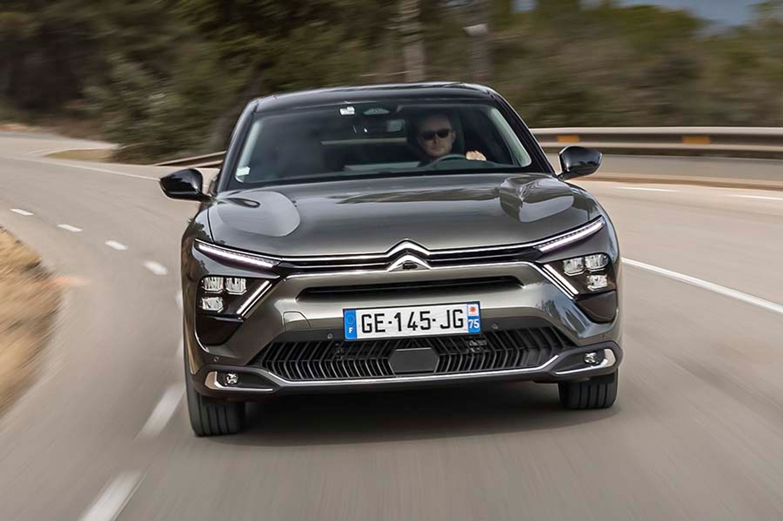 Citroën C5 X er største model fra det franske bilmærke, der har været kendt i generationer for sin gode affjedring. Den komfort er nu kommet tilbage.