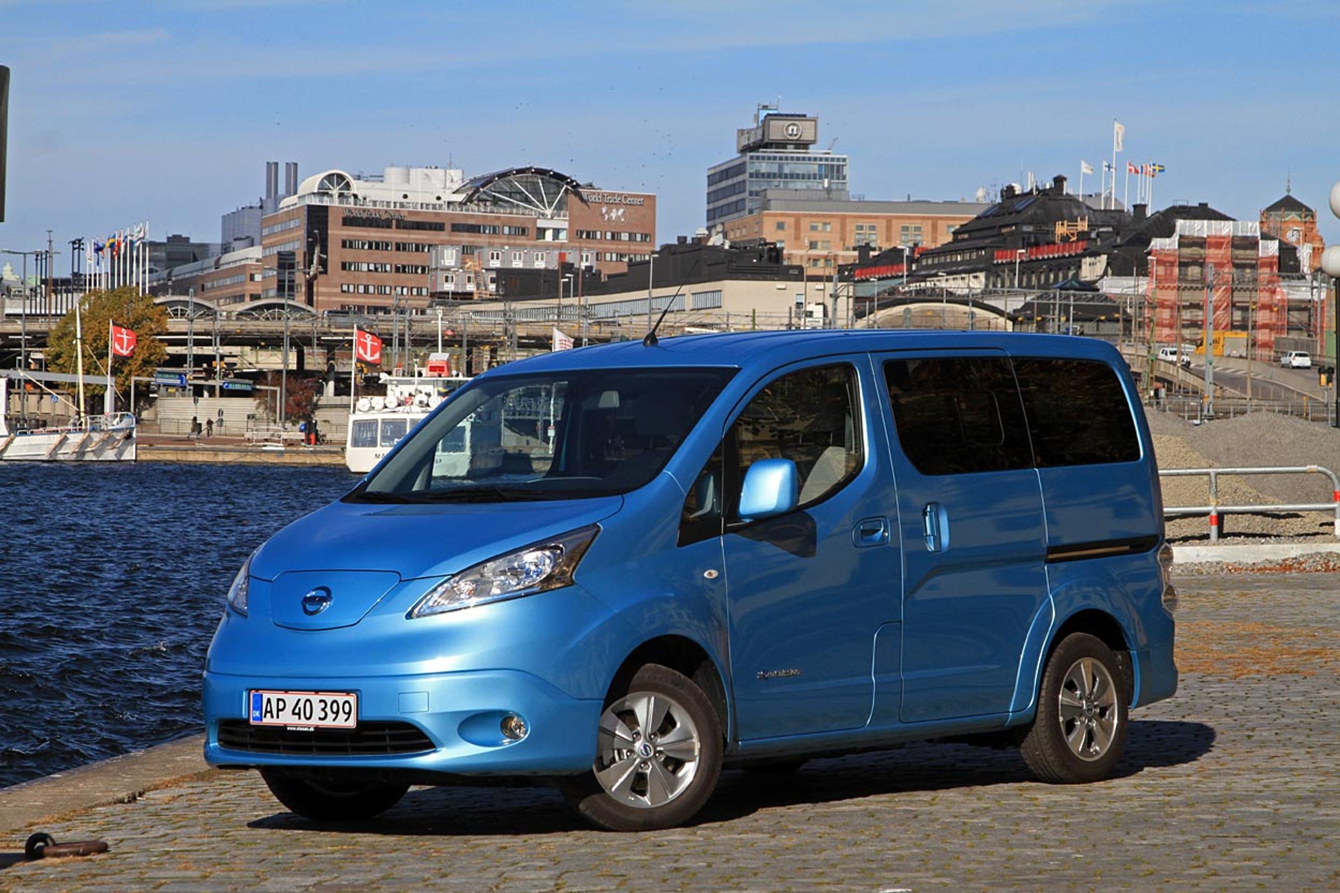 Nissan e-NV200 Evalia er baseret på den tilsvarende, dieseldrevne varevogn, men er lidt længere og bredere og indrettet som (lidt grov) personbil.