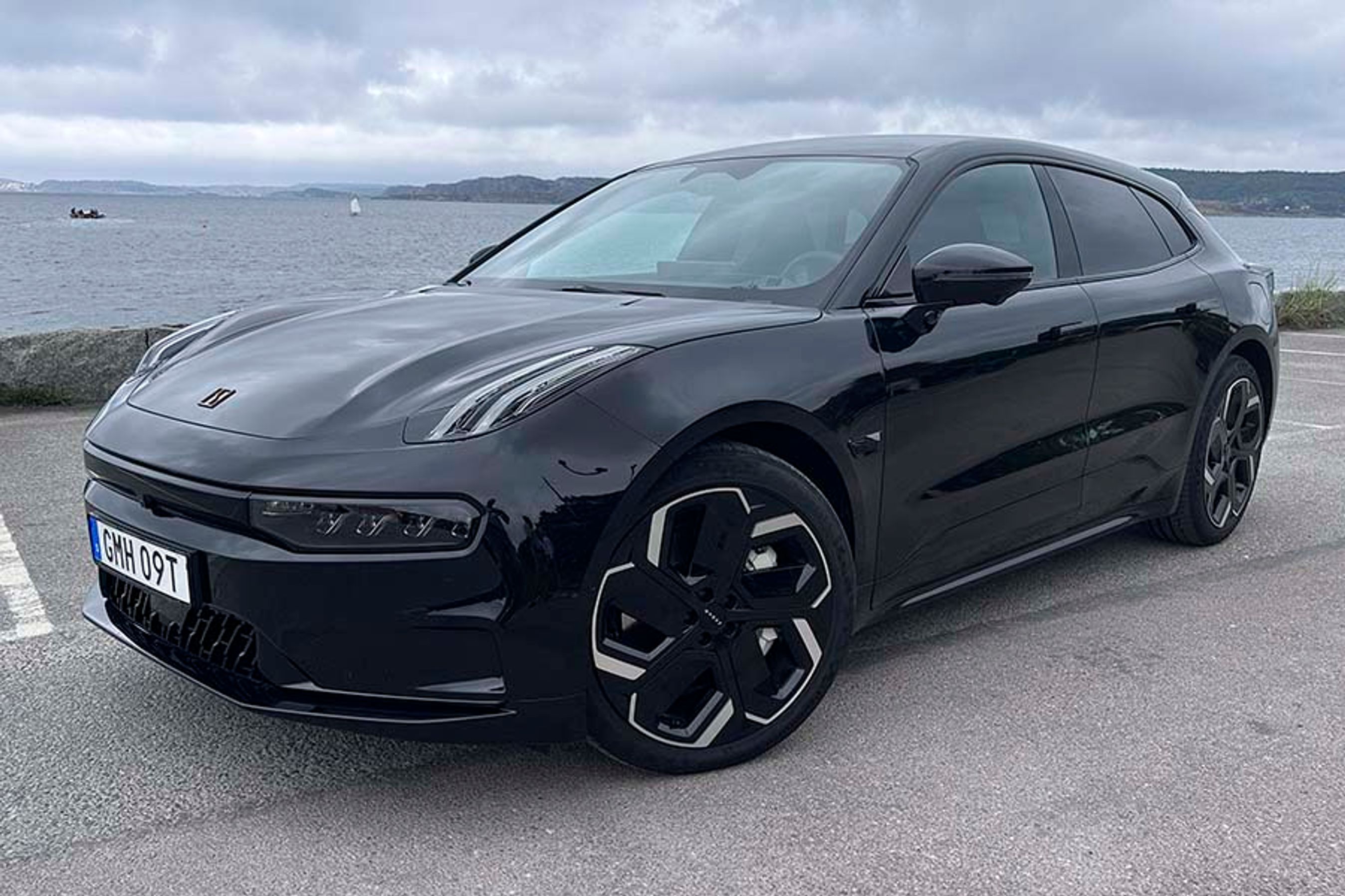 Zeekr 001 er en stor, femdørs elbil med masser af plads og en fin rækkevidde. Den fås med enten baghjulstræk eller firehjulstræk, og prisen begynder formentlig lige under en halv mio. kroner.