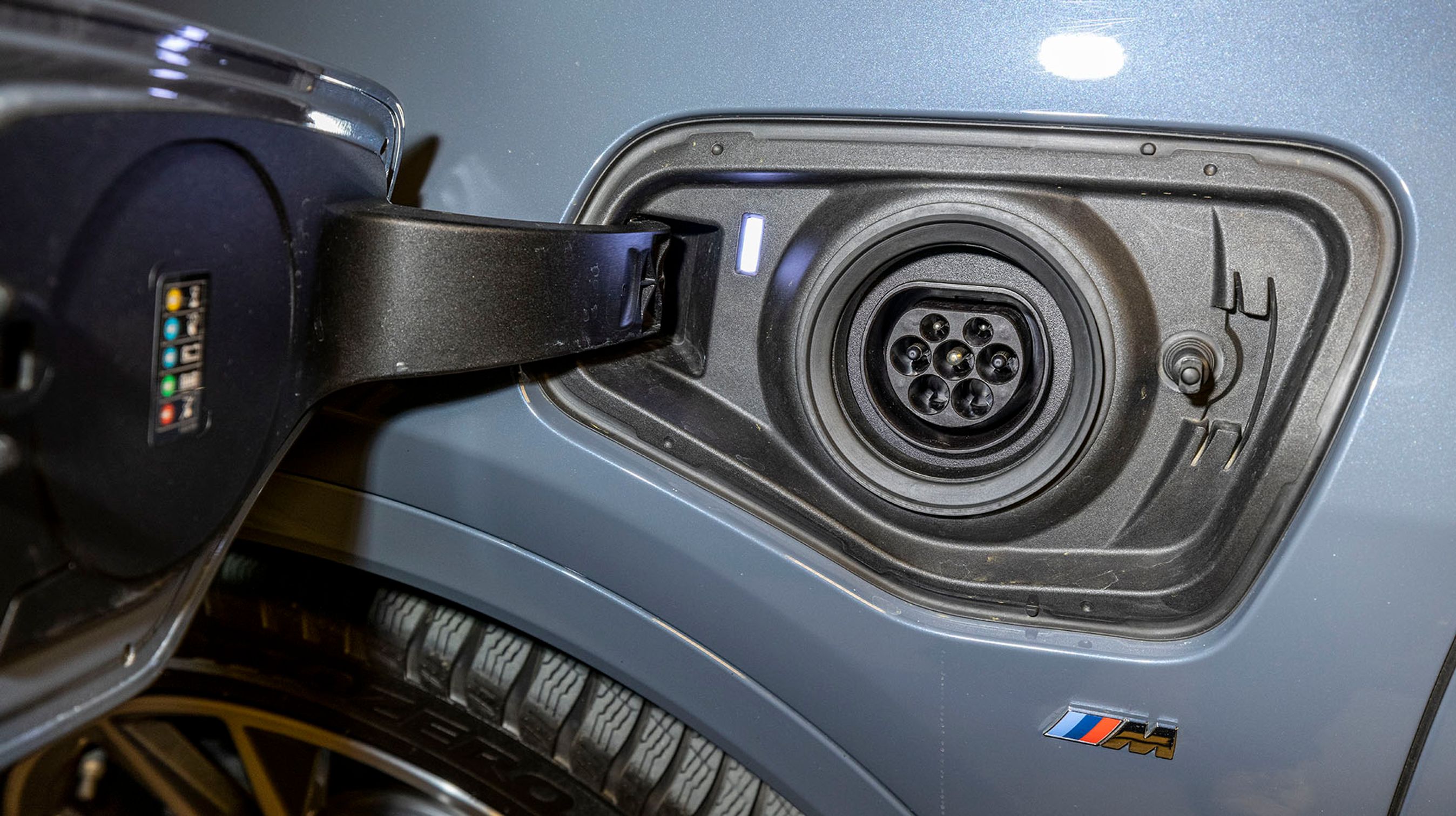 Ladestikket er let tilgængeligt, idet dækslet virker som tætning. Der er desuden lys, så man kan se i mørke.