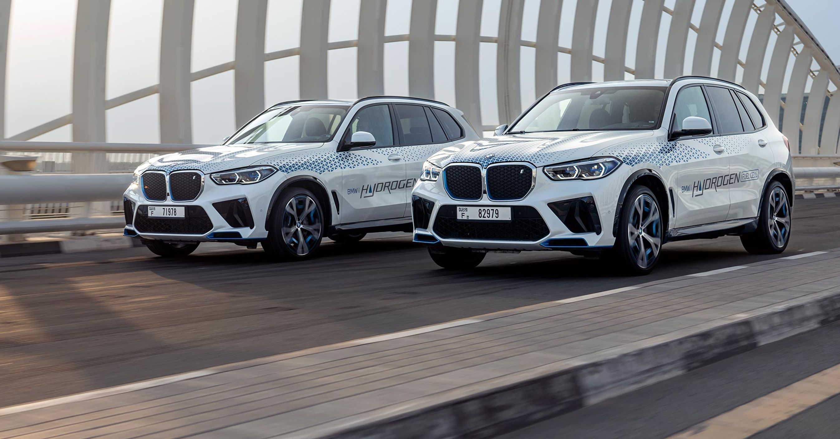 To BMW X5 skrået forfra.