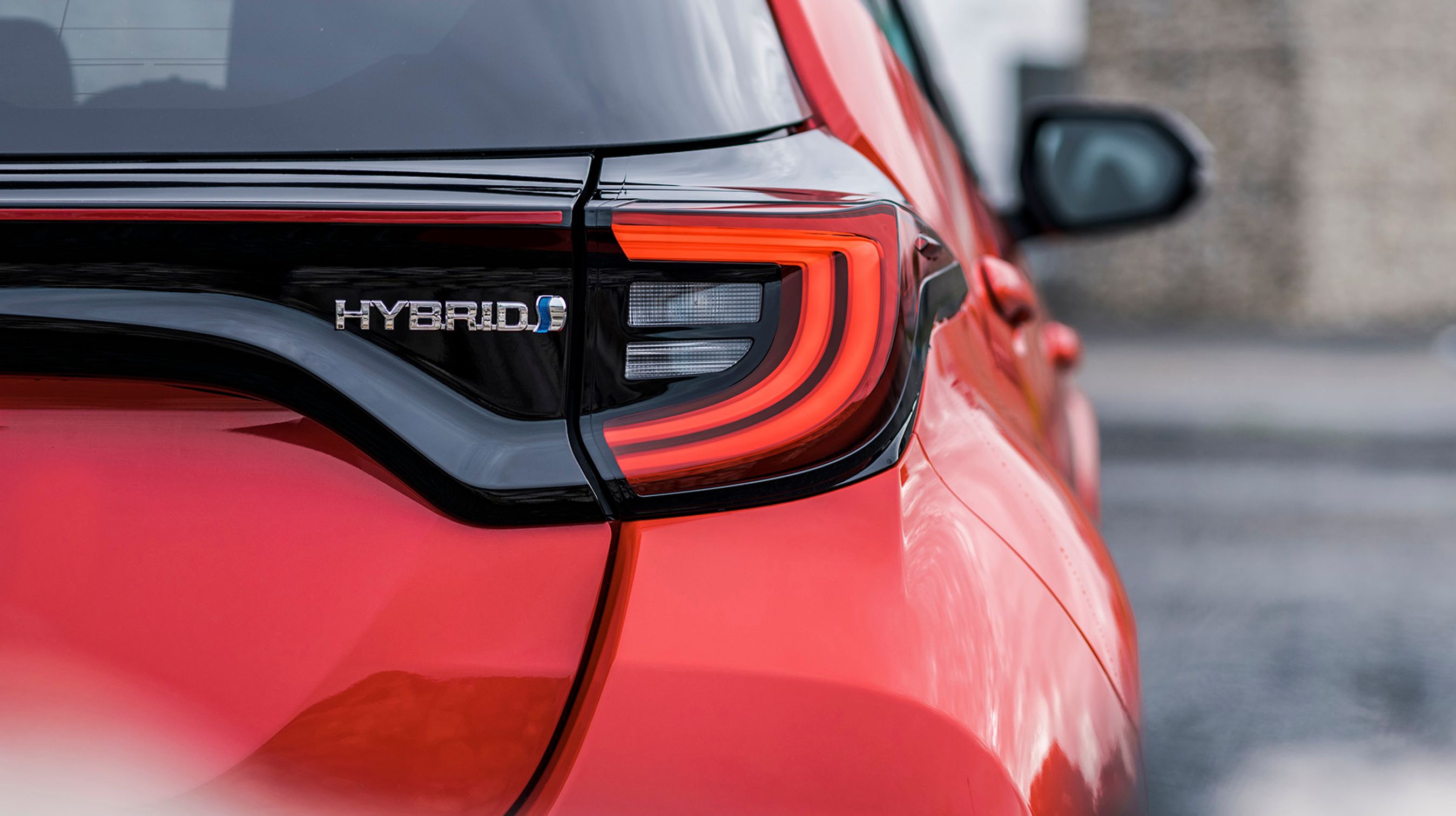 Toyota Yaris kommer i udgaver med en 1.0- og en 1.5-liters benzinmotor foruden denne hybridudgave. Sidstnævnte ventes at blive den mest populære.