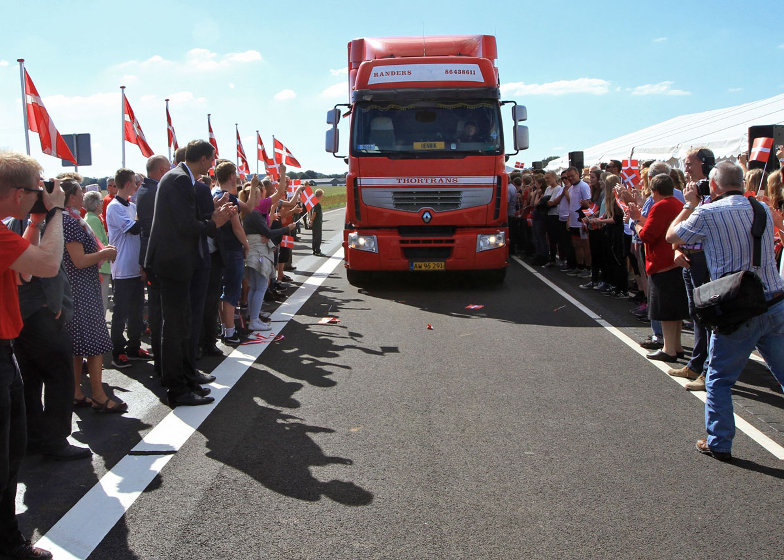 To modulvogntog indviede symbolsk den nye motortrafikvej. Fotos: Torben Arent