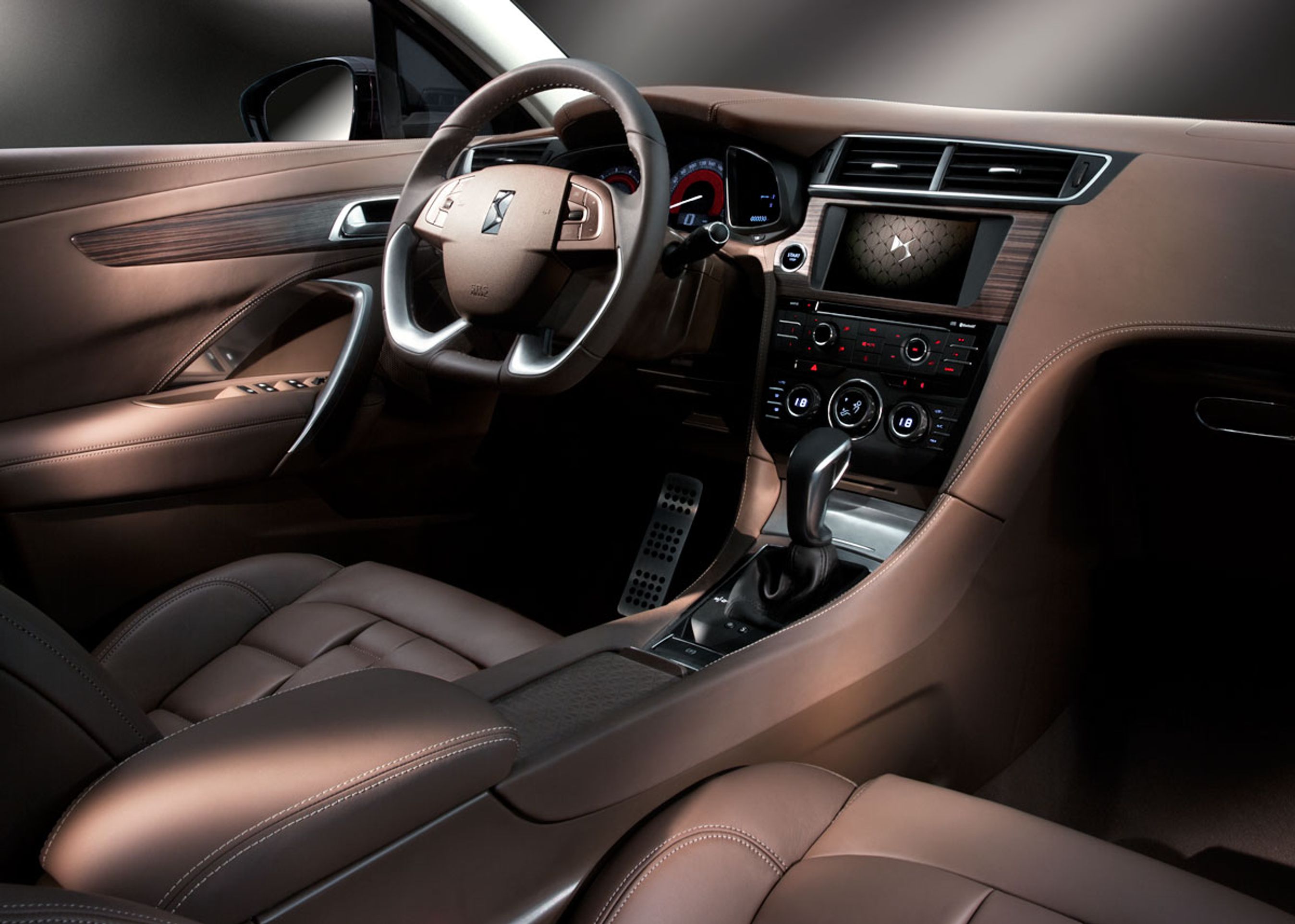 Kabinen er i den typiske DS-stil og med masser af læder tilsat både træ og aluminium.