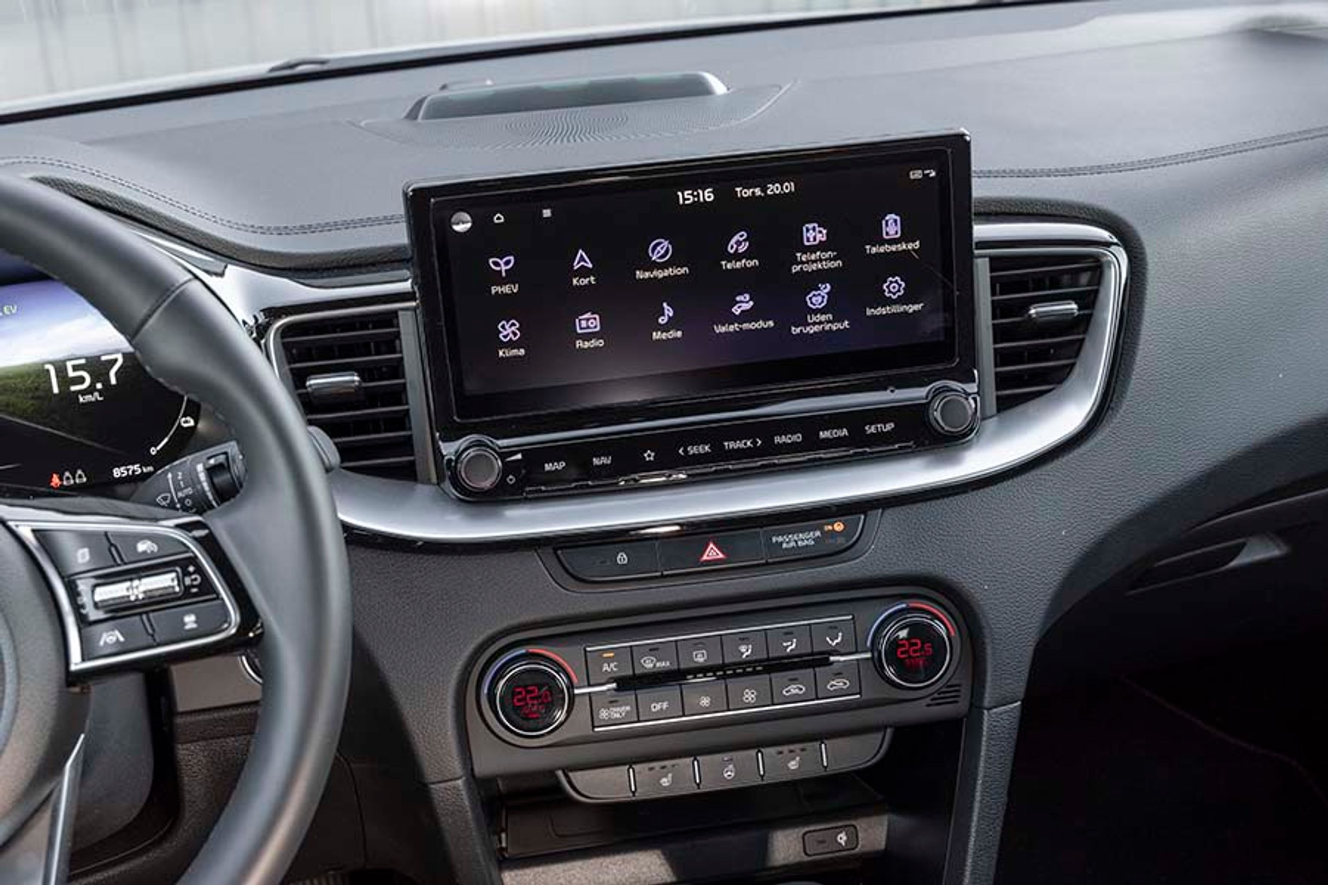 Den store skærm i midten giver et godt overblik over bilens funktioner. Menuerne er på dansk, men Apple CarPlay/Android Auto er ikke trådløst her.