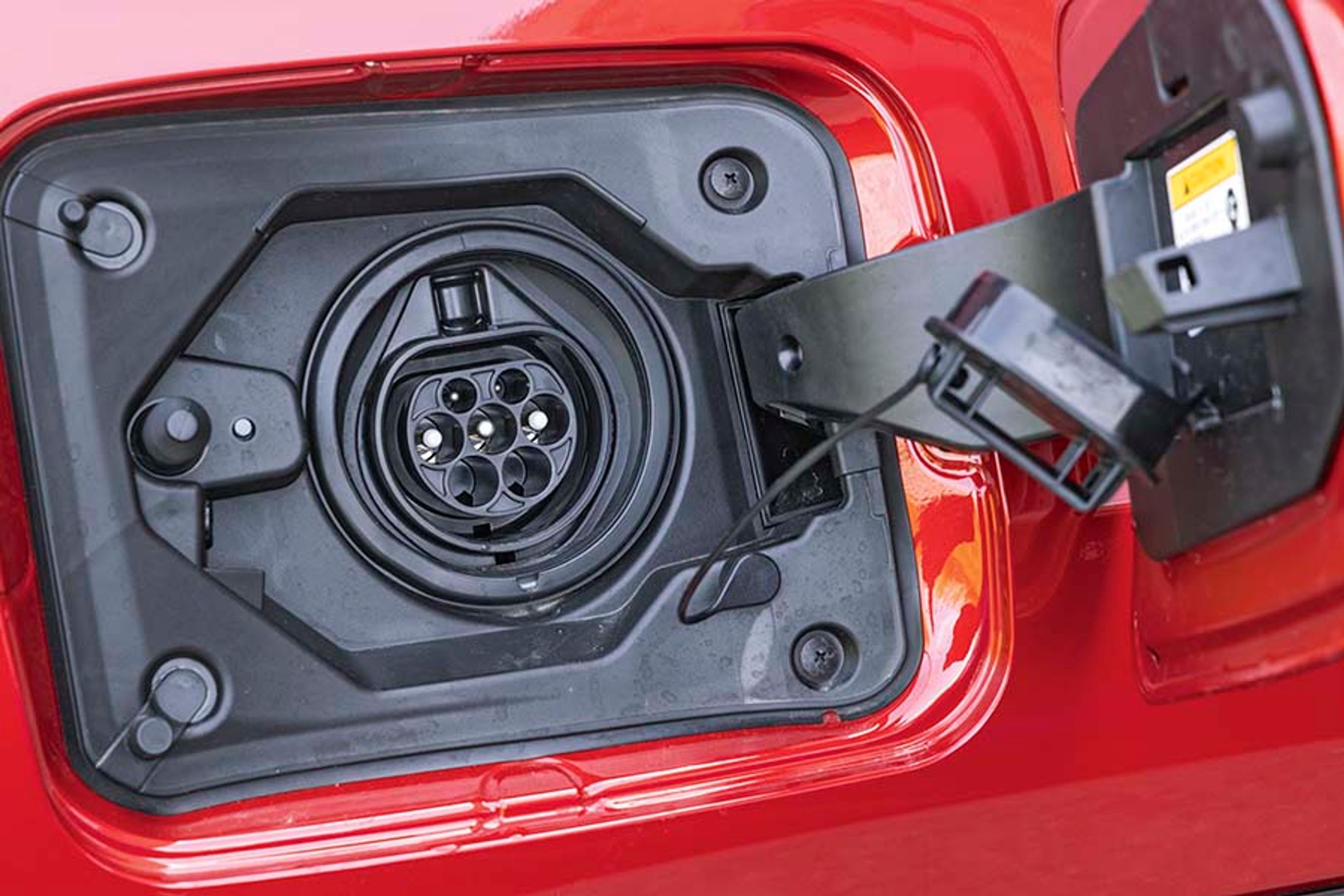 Toyota har blot et enfaset ladestik, som de selv angiver en ladetid på fem timer ved 3,3 kW. Med et trefaset ladestik vil den kunne lades helt op på 1,5 time, dermed vil man oftere have mulighed for at lade bilen helt op og køre endnu mere på strøm. 