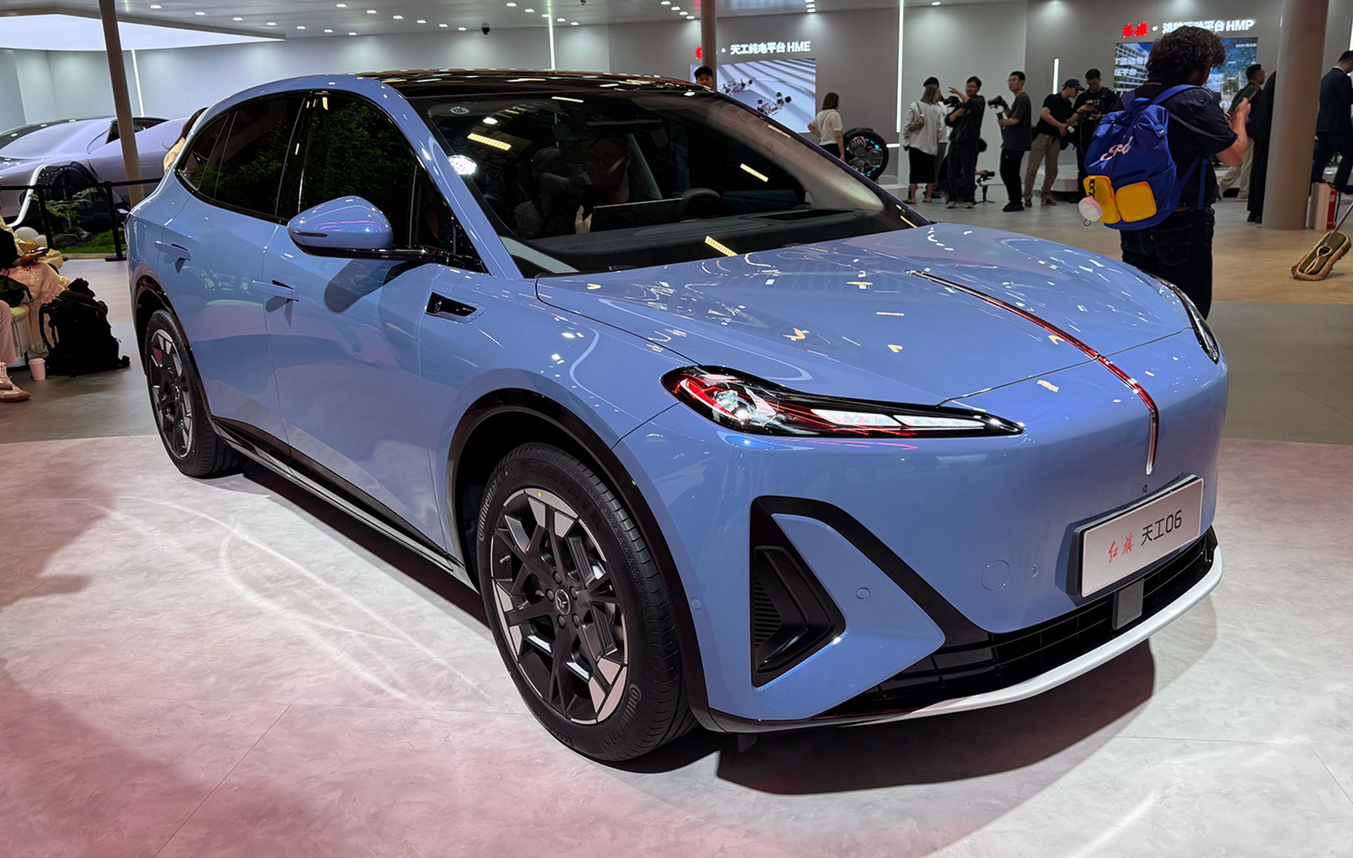 Hongqi tager et skridt ned efter kæmpebilen EHS9 og de store EH/EHS7 med denne interessante EHS5, der kommer til Danmark i foråret 2026. Topversionen har 900 volt strømsystem.