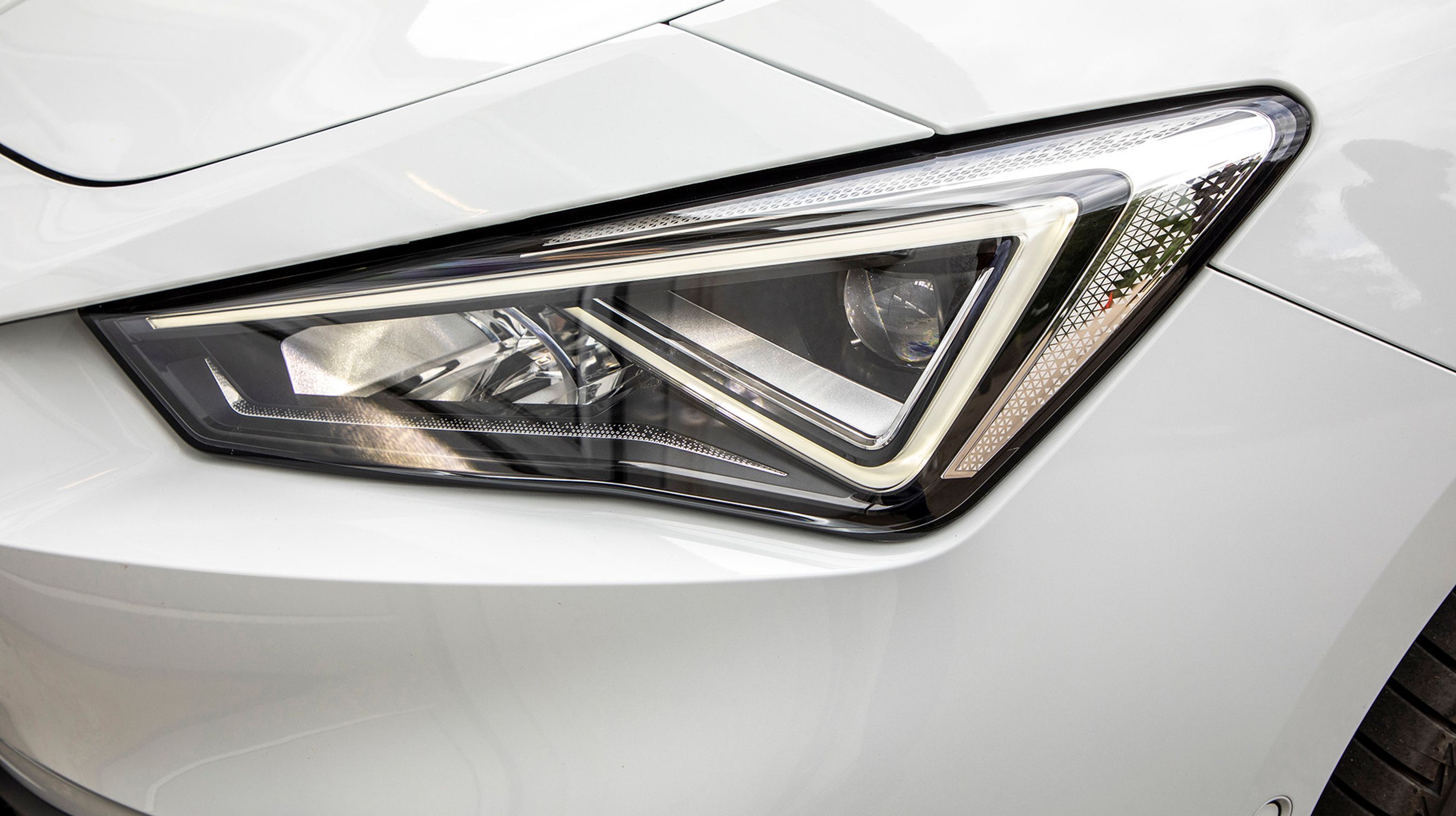 LED-forlygter med indbygget kørelys er standard og er med til at give Leon sin særlige karakter. Lygterne på billedet er de særlige dynamiske LED-forlygter, og de koster 11.250 kr. ekstra