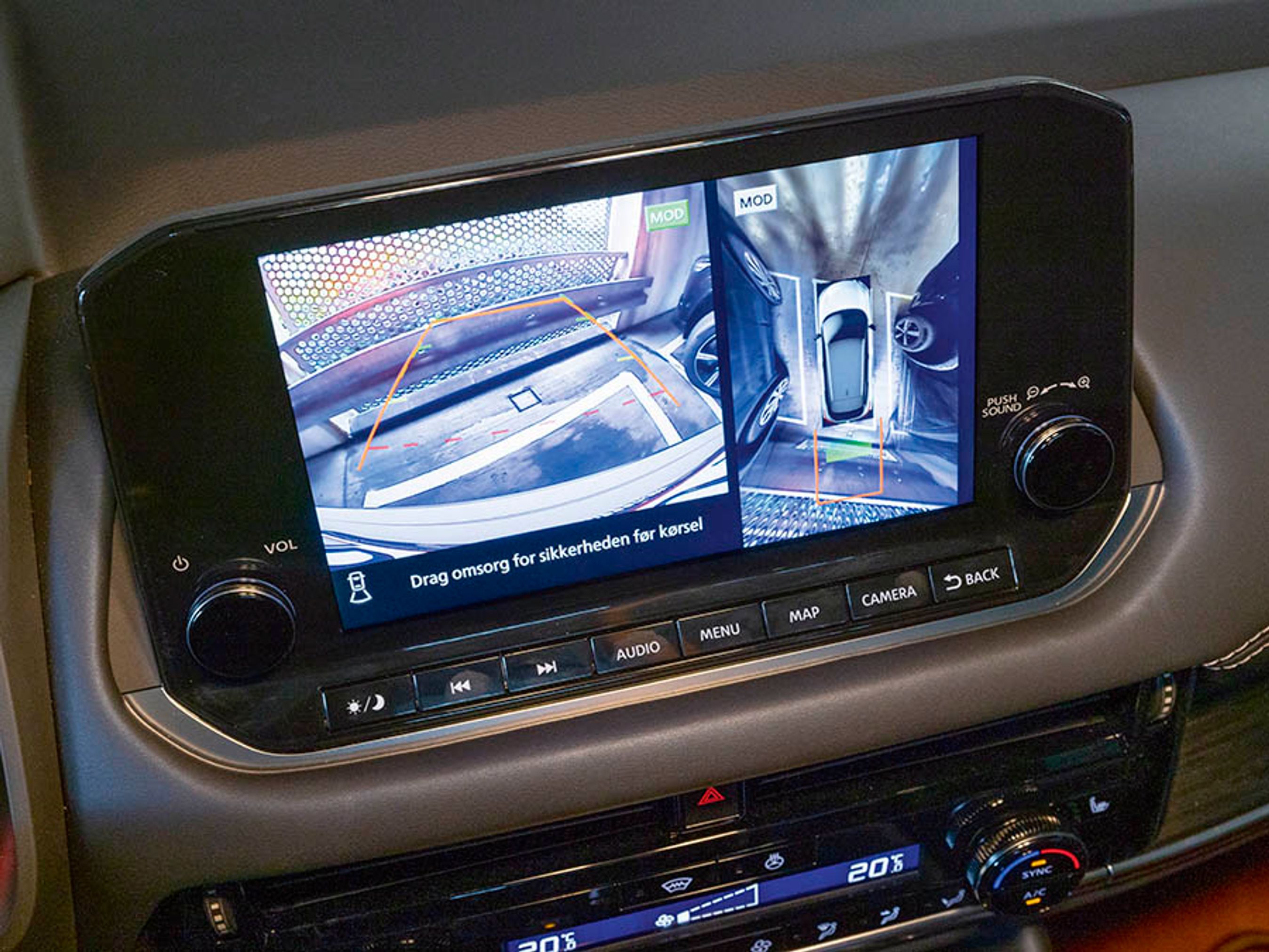 Det er en fornøjelse at bakke, når man ser billeder af bilen fra oven og af det, der er bagved bilen.