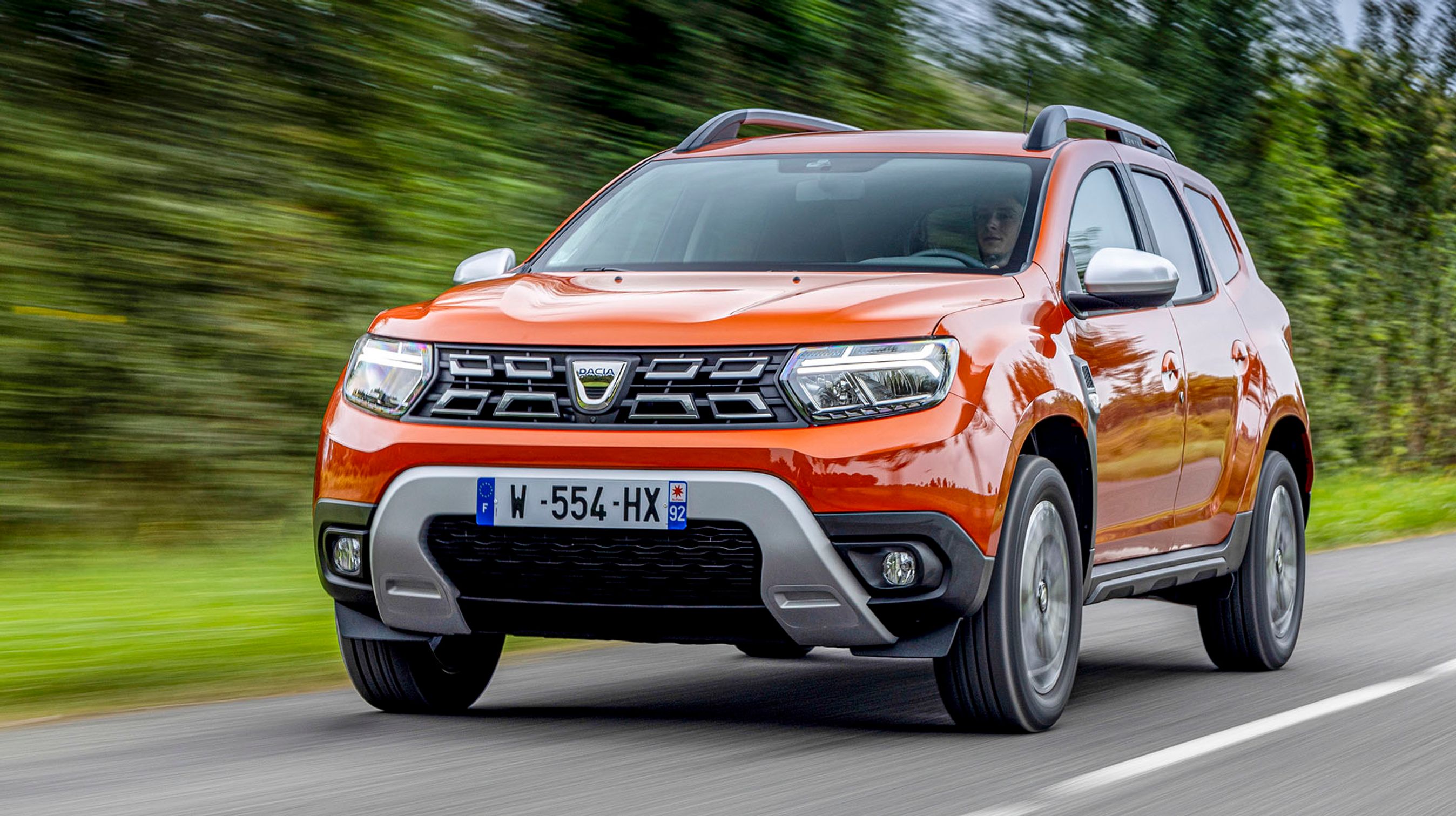 Dacia Duster er fornyet, men man skal have en af de gamle ved siden af for at se forskellene. Udvendigt handler det primært om nye forlygter, der skal skabe fællesskab mellem Duster og de øvrige modeller fra Dacia.