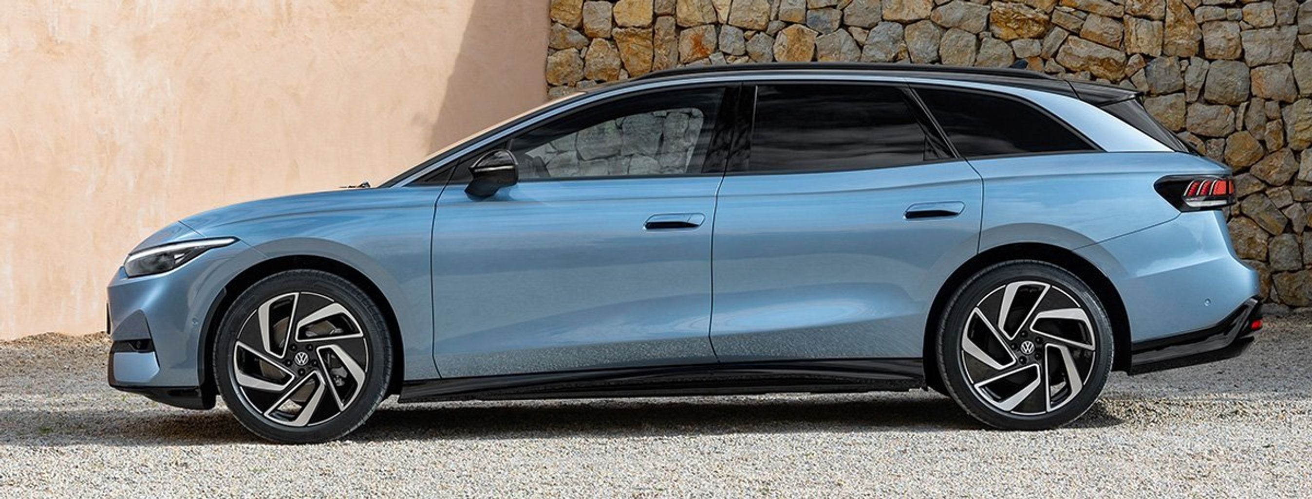 VW ID.7 Tourer i blå i profil.