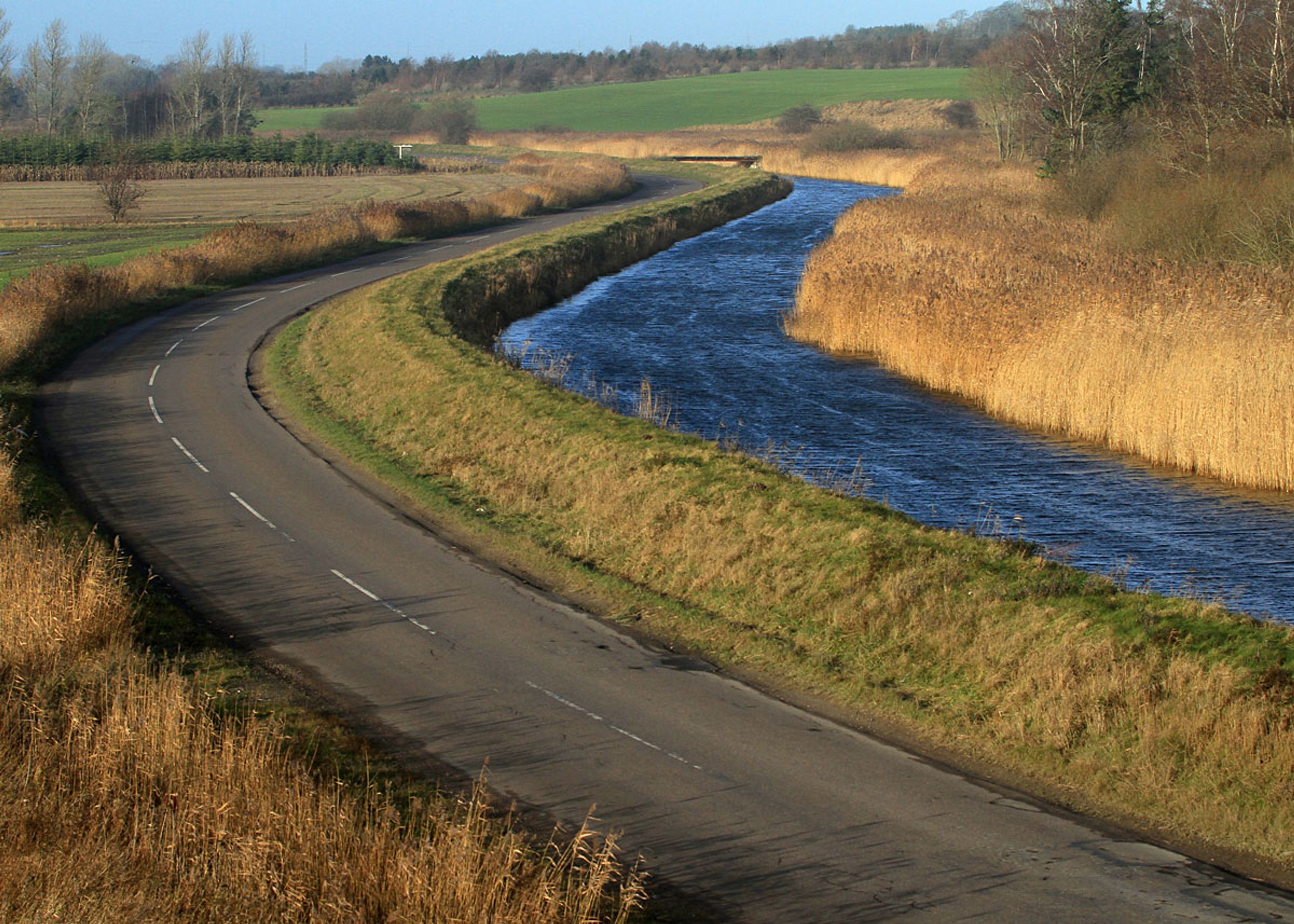 Fra motortrafikvejen er der hurtige kik ned til kanalerne i den afvandede del af Lammefjord.