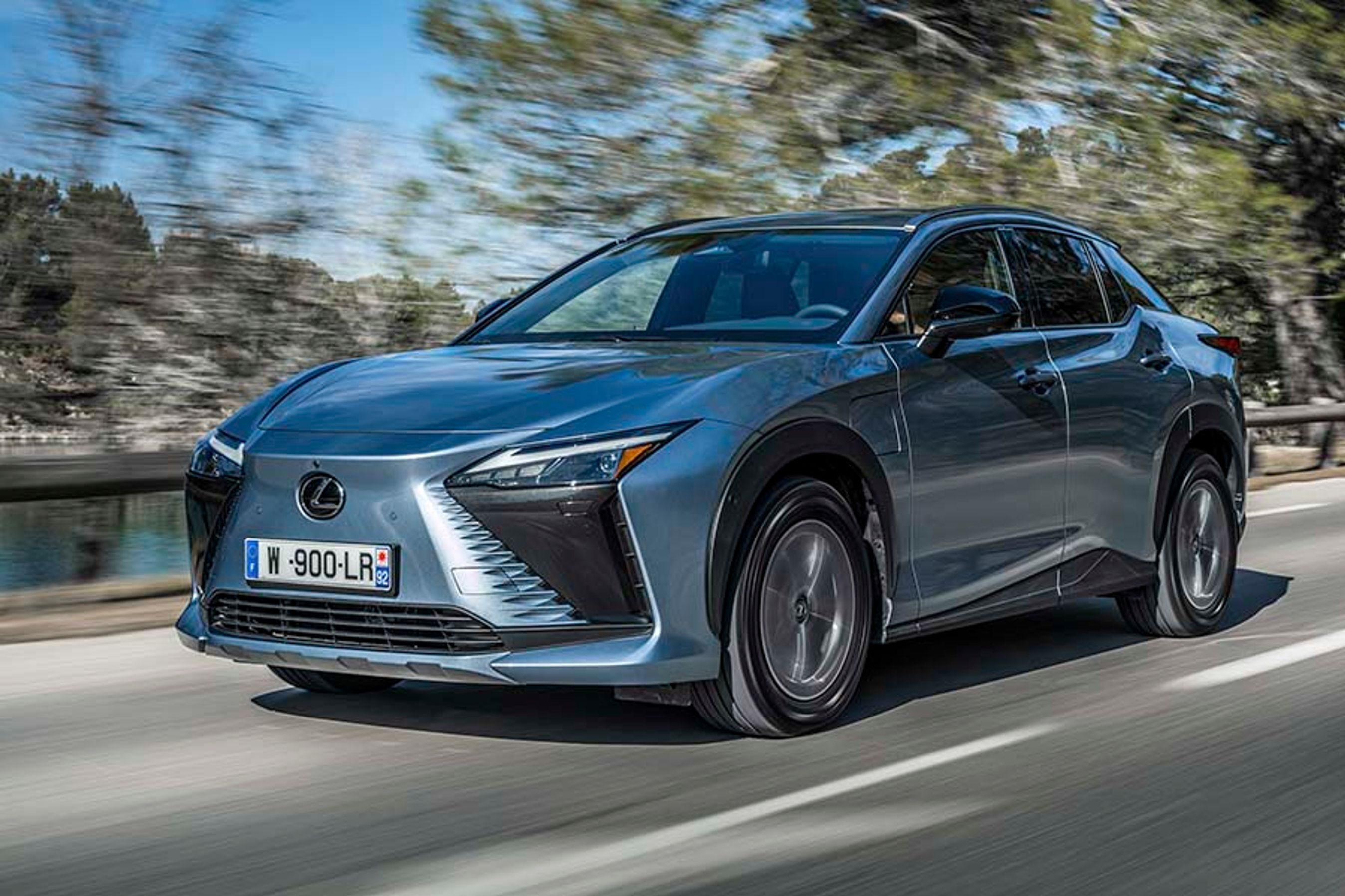 Lexus RZ er første rigtige elbil fra søstermærket til japanske Toyota. Den har en del til fælles med Toyota bZ4X, men har fået eget design ude og inde, ligesom effekten er øget markant.