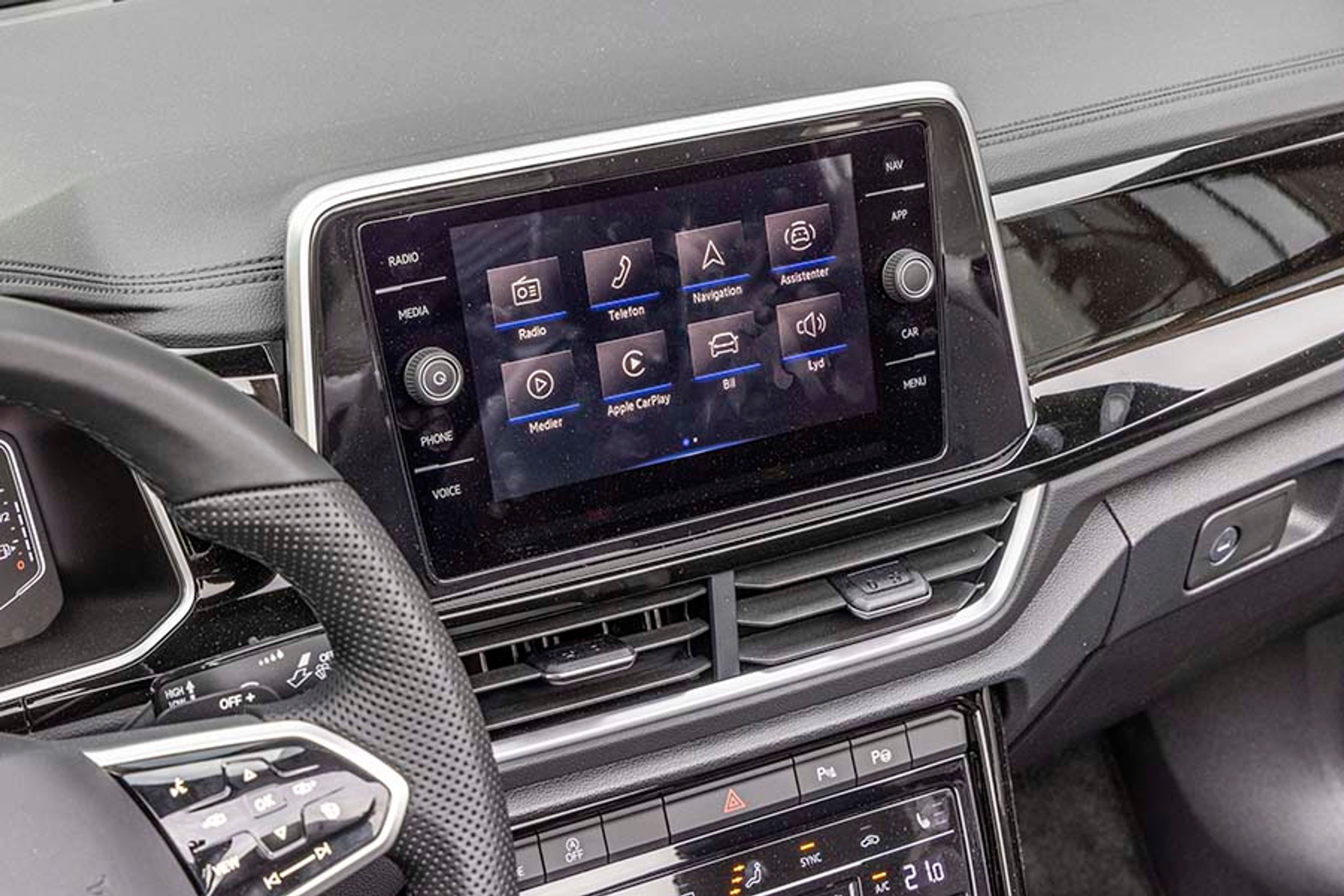 Trykskærmen på 8” er standardstørrelsen. Du kan tilvælge en større skærm, men så mister du drejeknappen til volumen. Der er trådløs app-forbindelse til Android- og Apple-mobiler. 