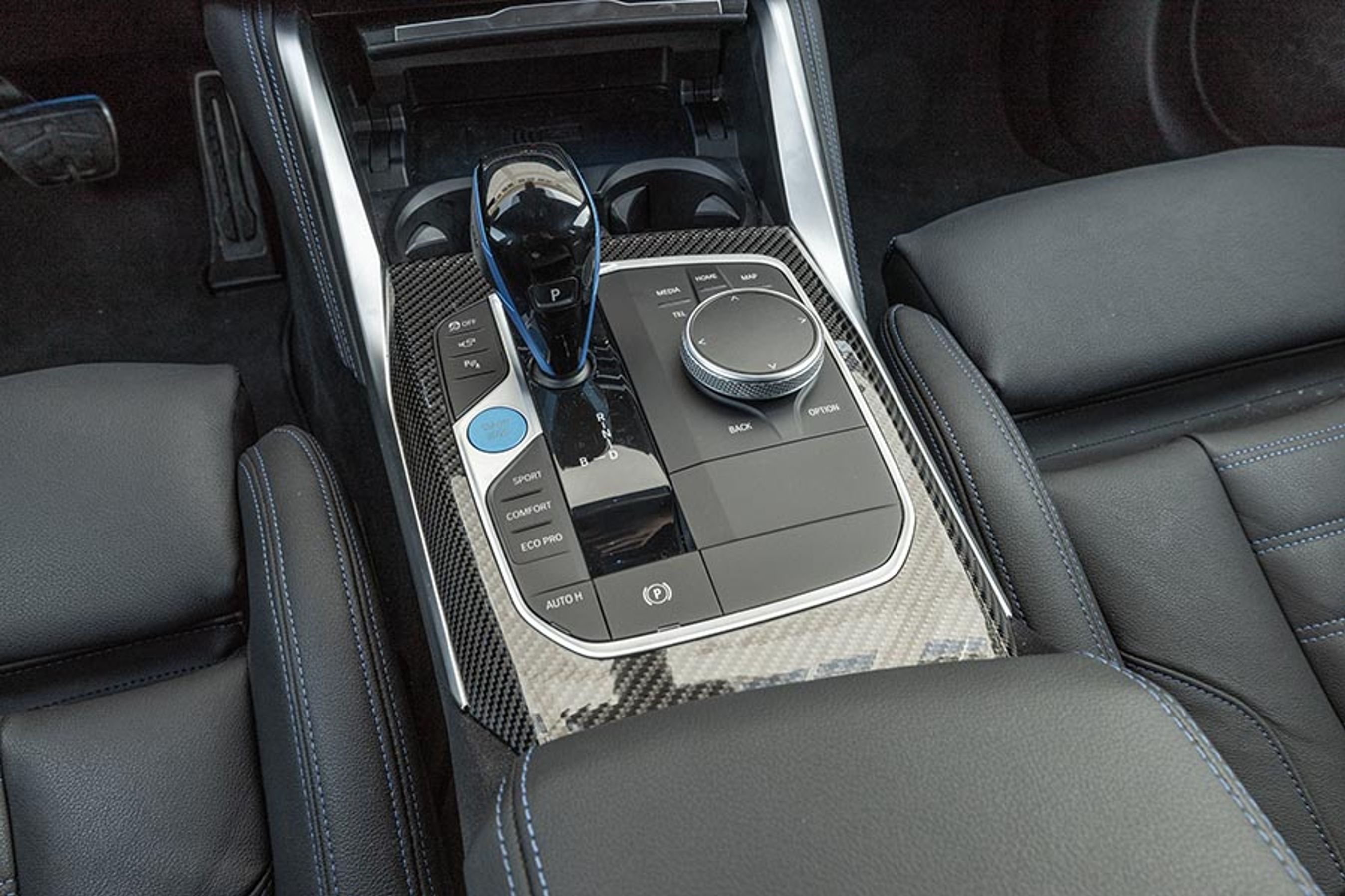 Gearvælgeren er placeret traditionelt mellem forsæderne, og du skal bruge den lille blå knap til at starte (og slutte) alle køreture.