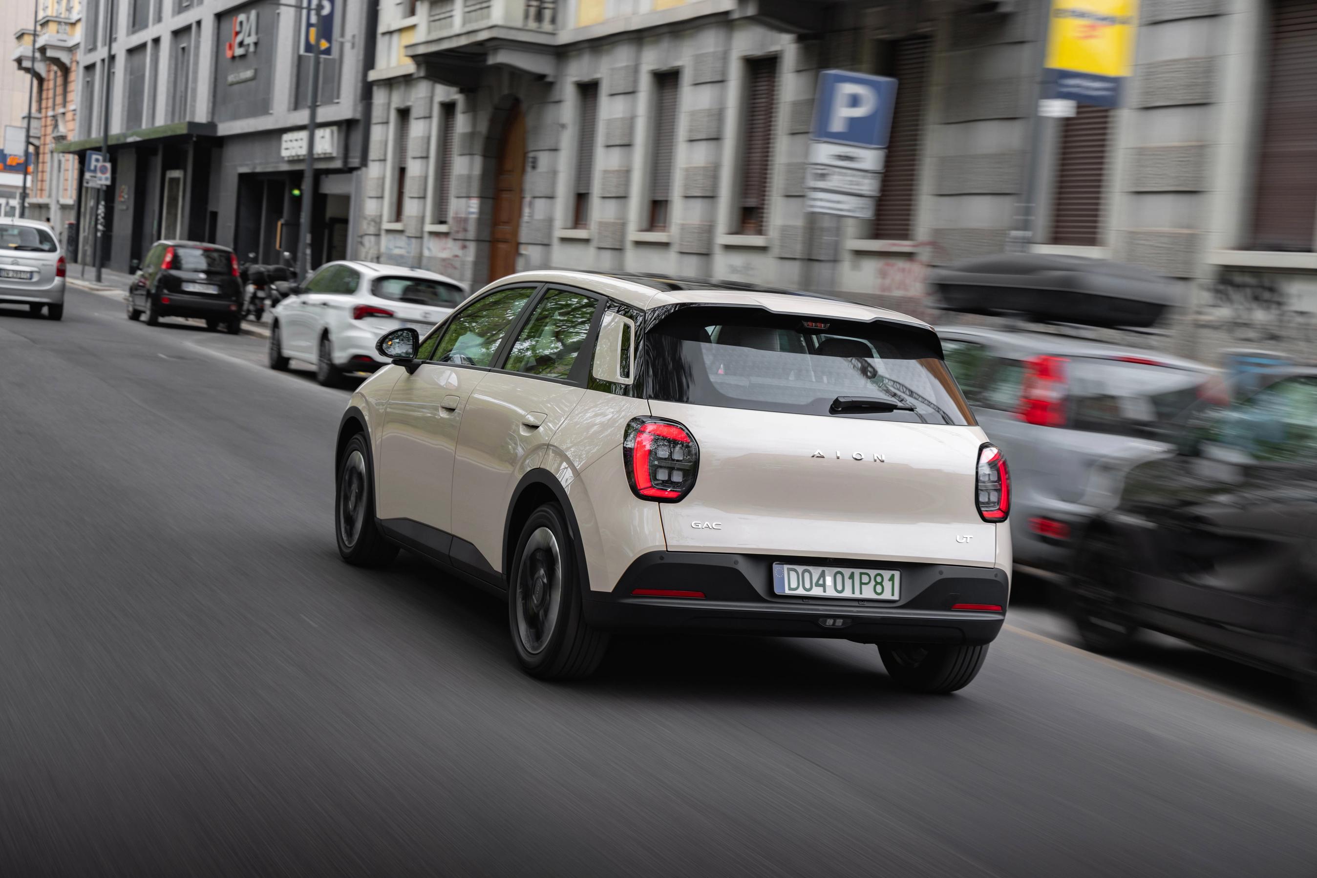 Aion UT set bagfra kørende på en gade i Milano.