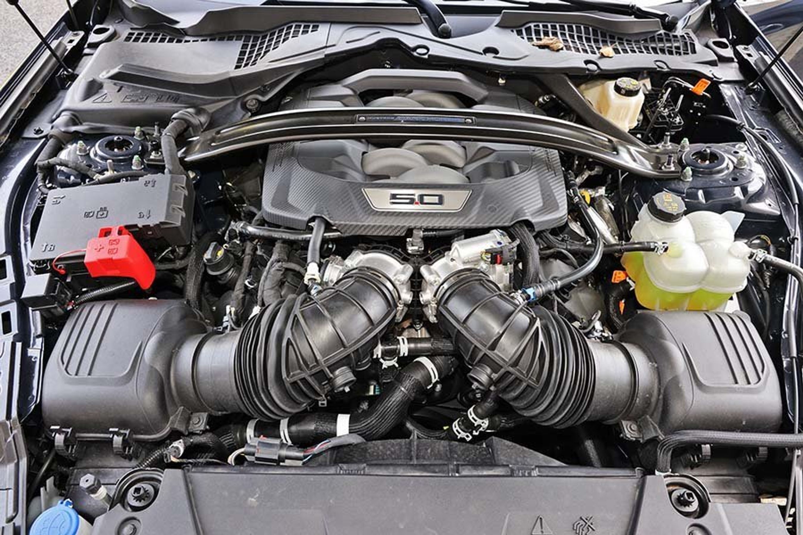 Motorrum i en Ford Mustang