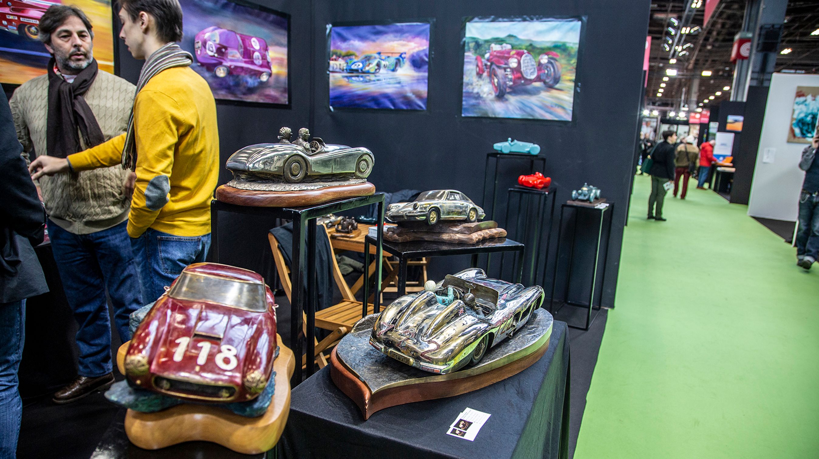 Et særligt område er helliget kunstnere, der har bilen som motiv. Her kan du finde alt fra malerier over skulpturer til møbler lavet af gamle bildele.