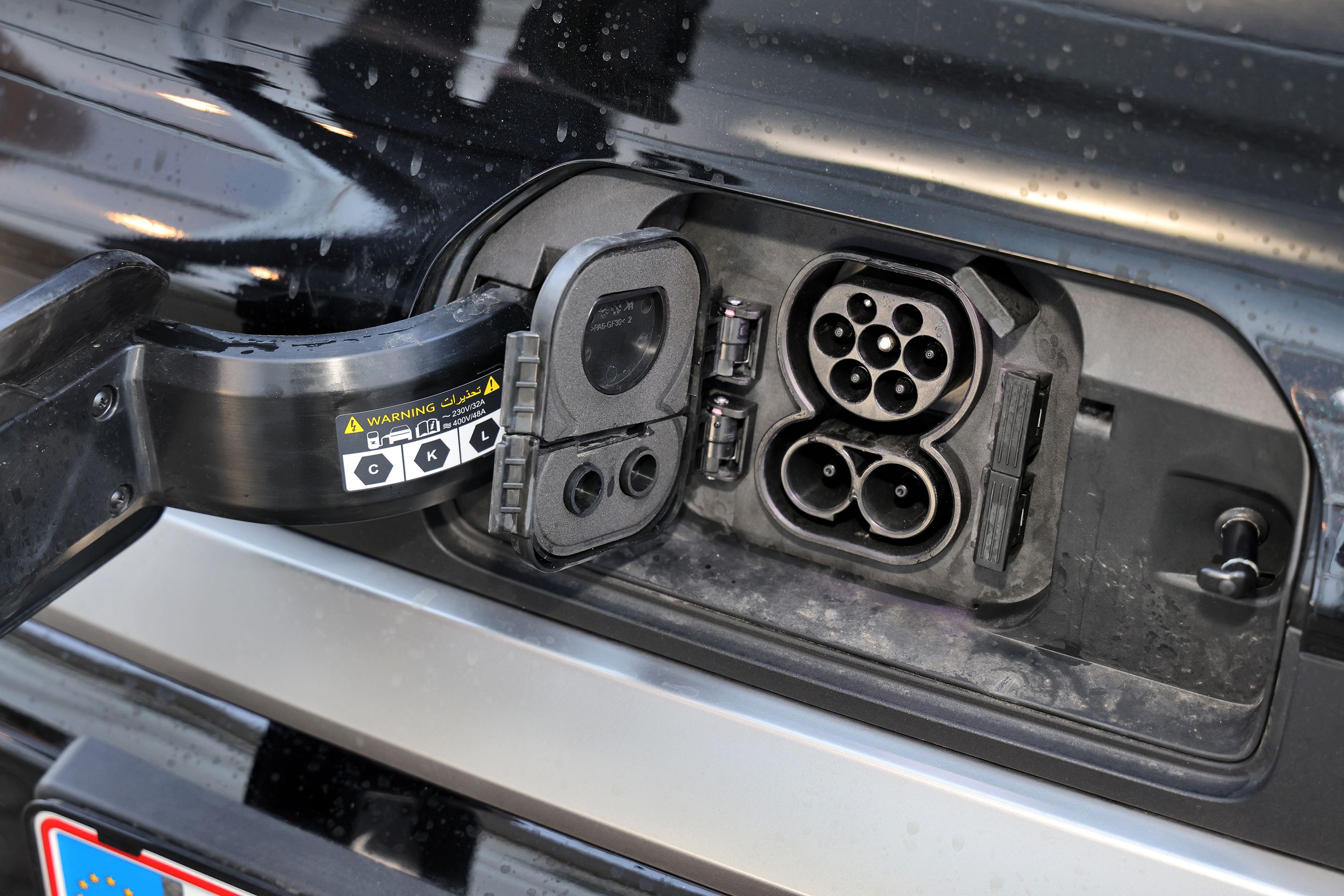 Ladestik i fronten på en Kia PV5