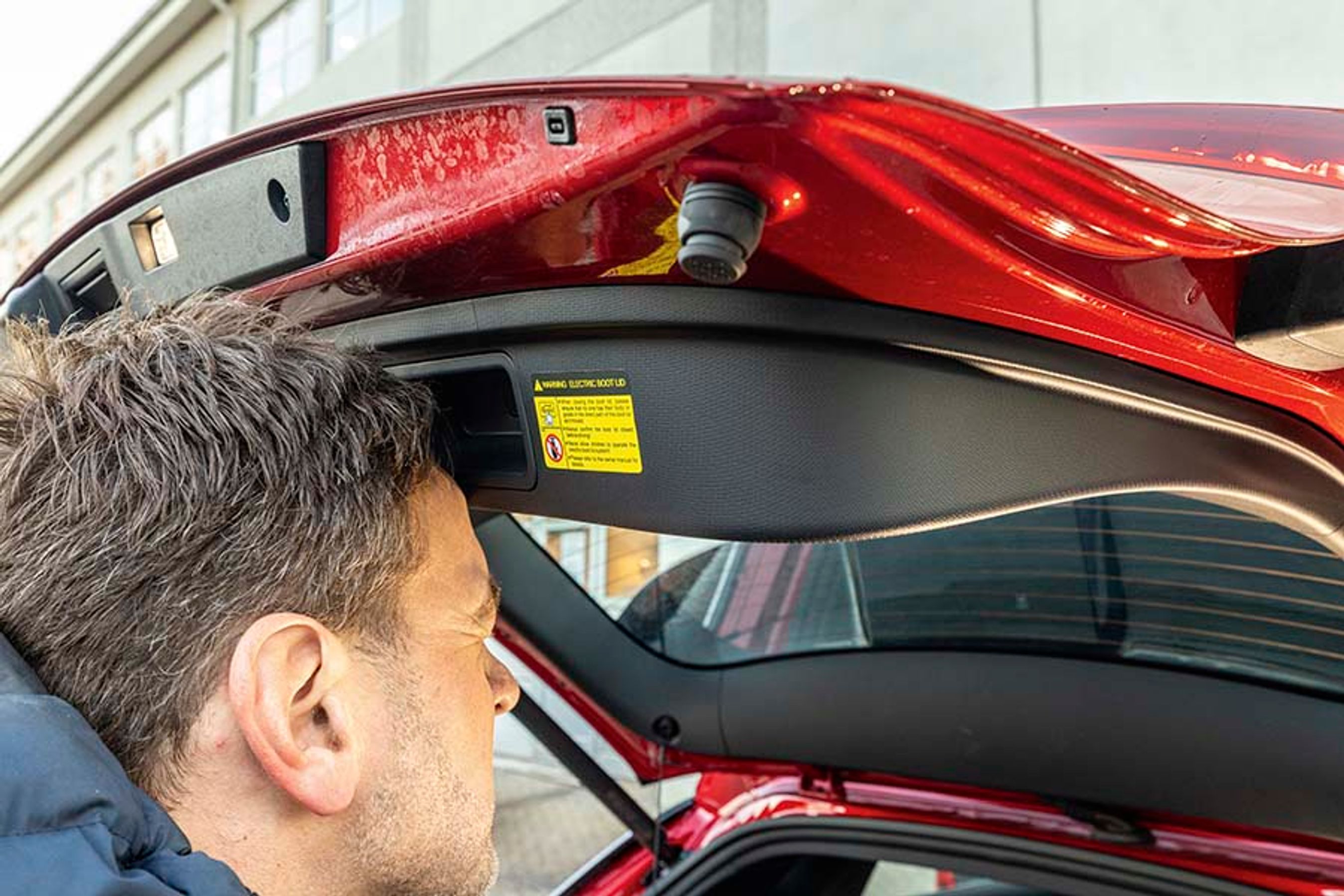 Bagklappen åbner ikke specielt højt, kun lige godt 170 cm ude i siderne. Så højere personer skal være varsomme.