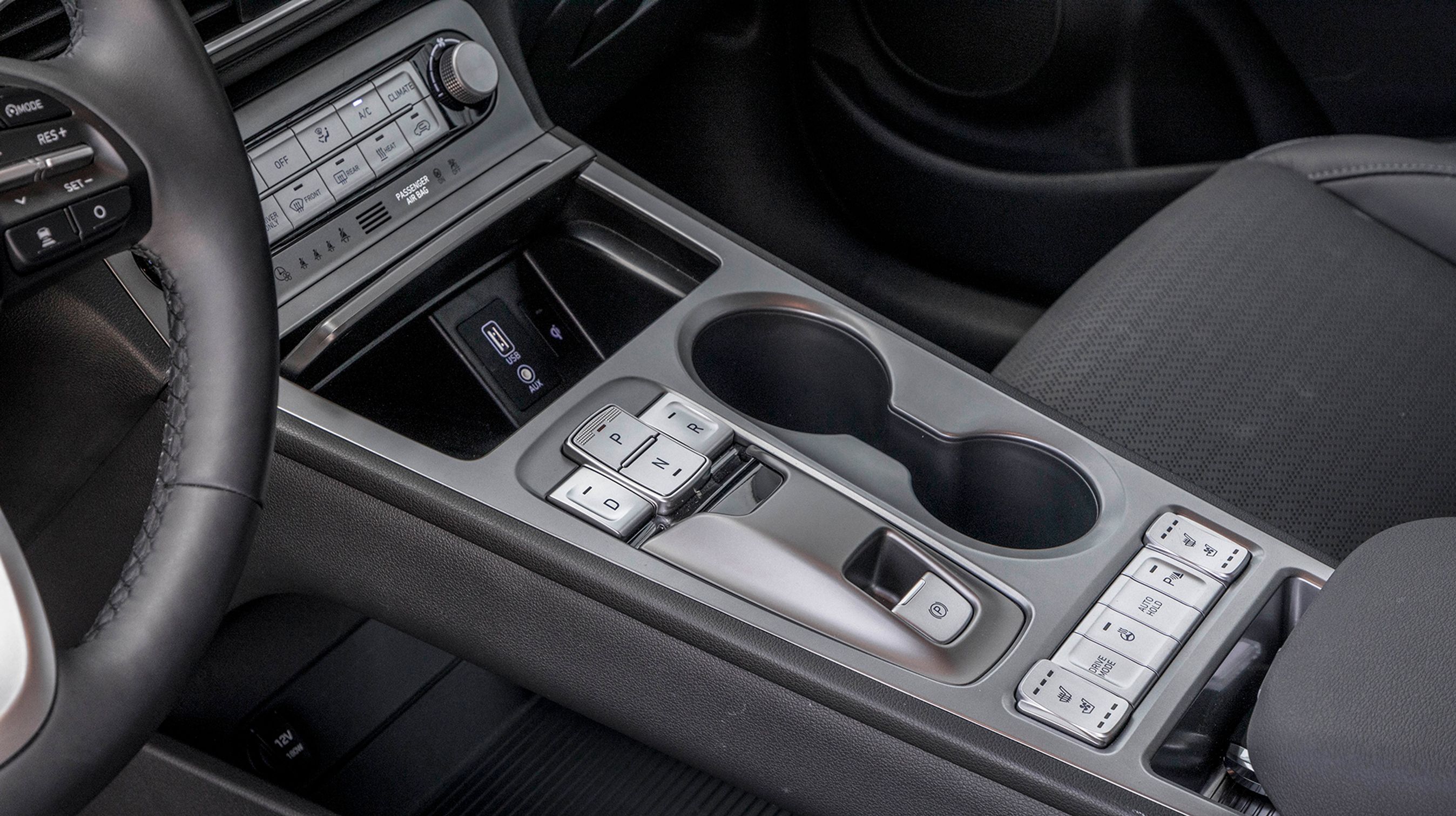 Modsat mange andre elbiler bestemmes kørselsretningen ved tryk på en knap mellem forsæderne. Det er ret intuitivt og let at betjene uden at se på knapperne.