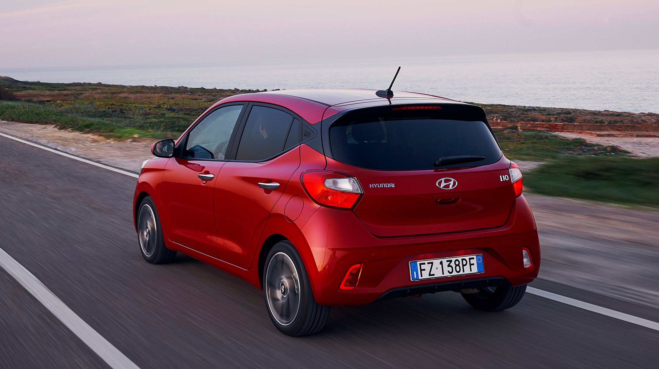 Hyundai i10 er en femdørs hatchback med rimelige pladsforhold og et nydeligt design.