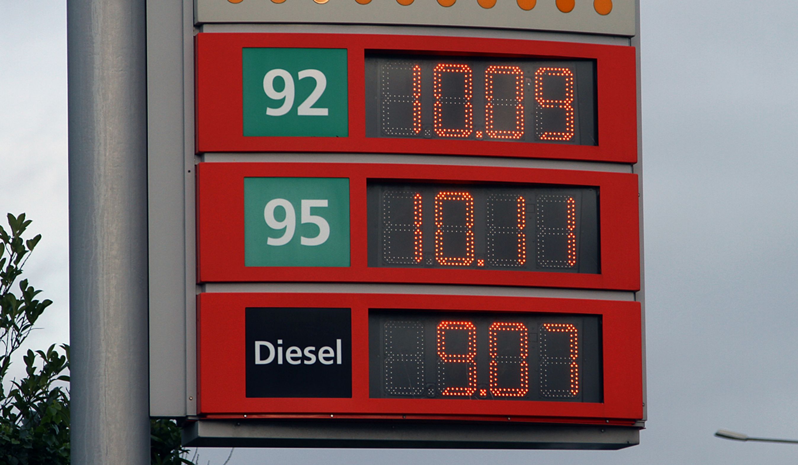 Den vejledende brændstofpris 17. december. 18 december er prisen officielt under 10 kr. for benzin.