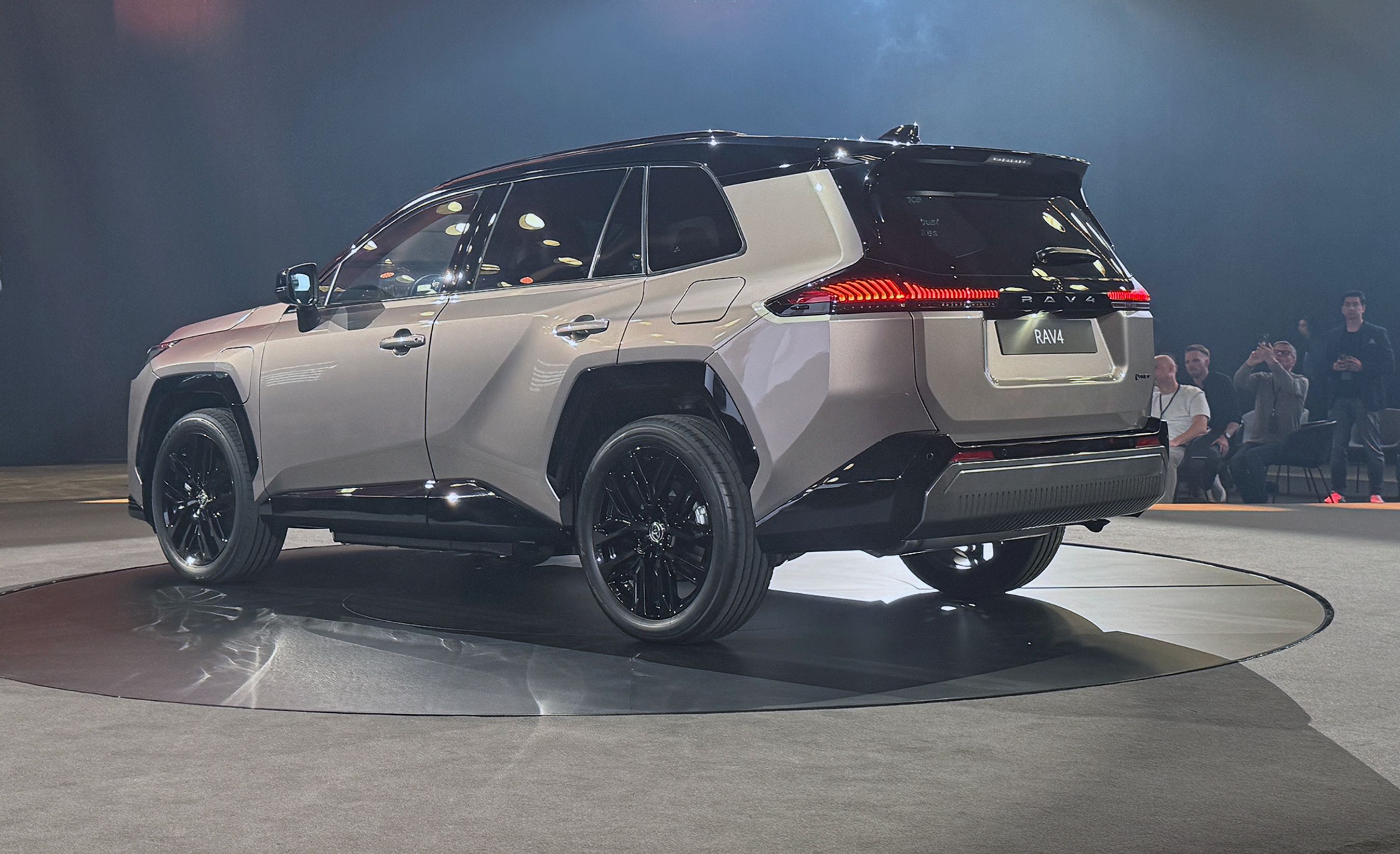 Toyota RAV4 på scene set skråt bagfra.