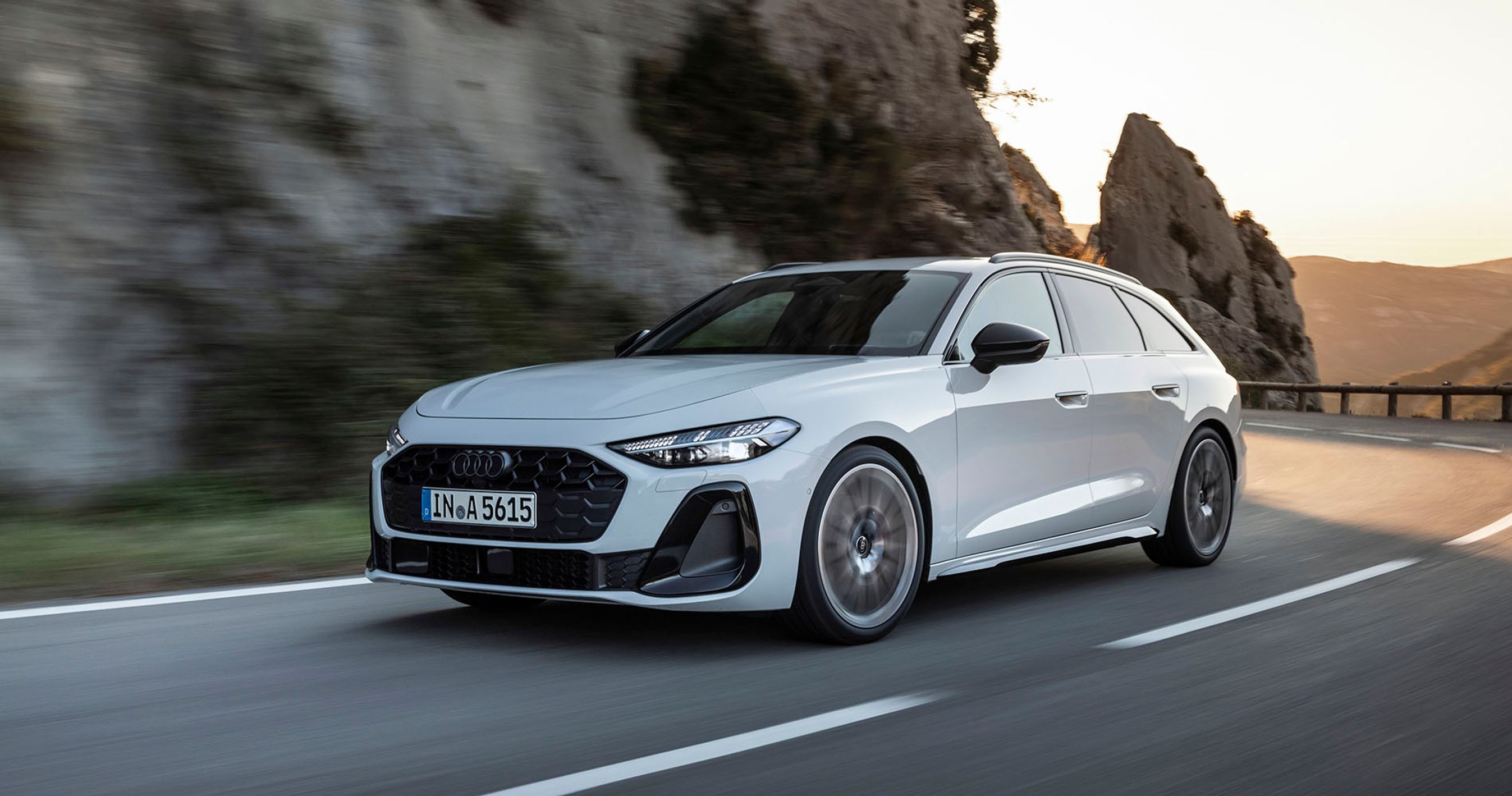 Audi A5 kører i sving på bjergvej