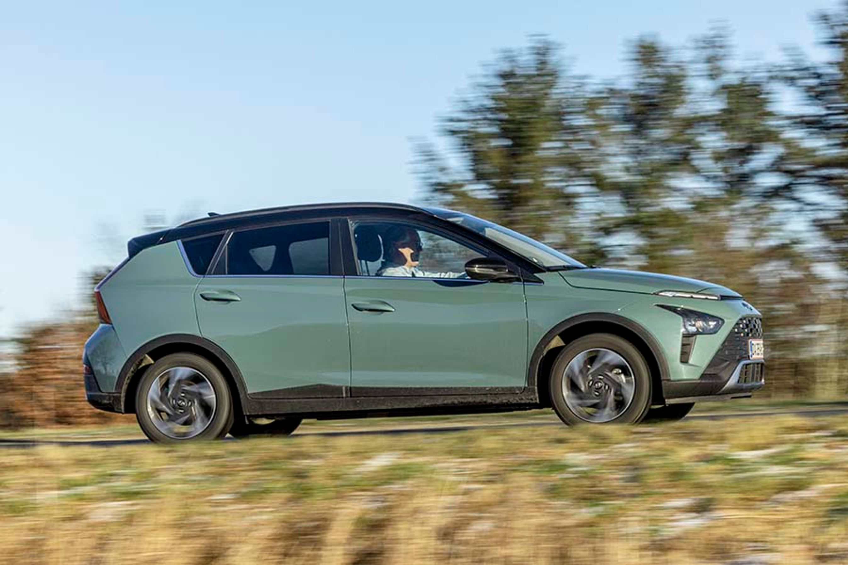 Den stærkt skrånende taglinje og bagklappens integrerede baglygter er med til at give bilen et mere sporty udseende, end det man normalt møder i en SUV.