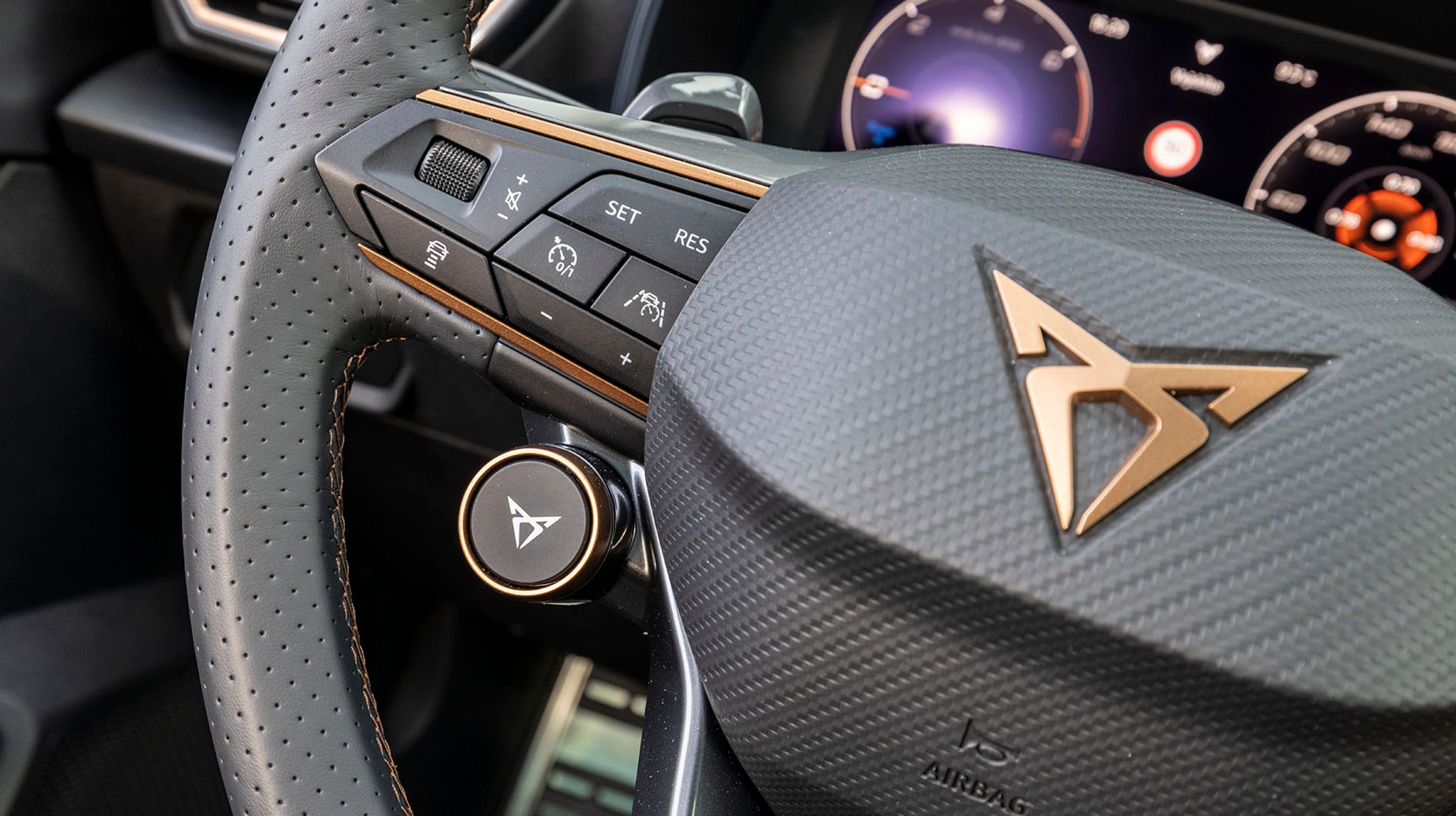 Man kan styre den adaptive fartpilot fra knapper tv. på rattet. Travel Assist er standard.