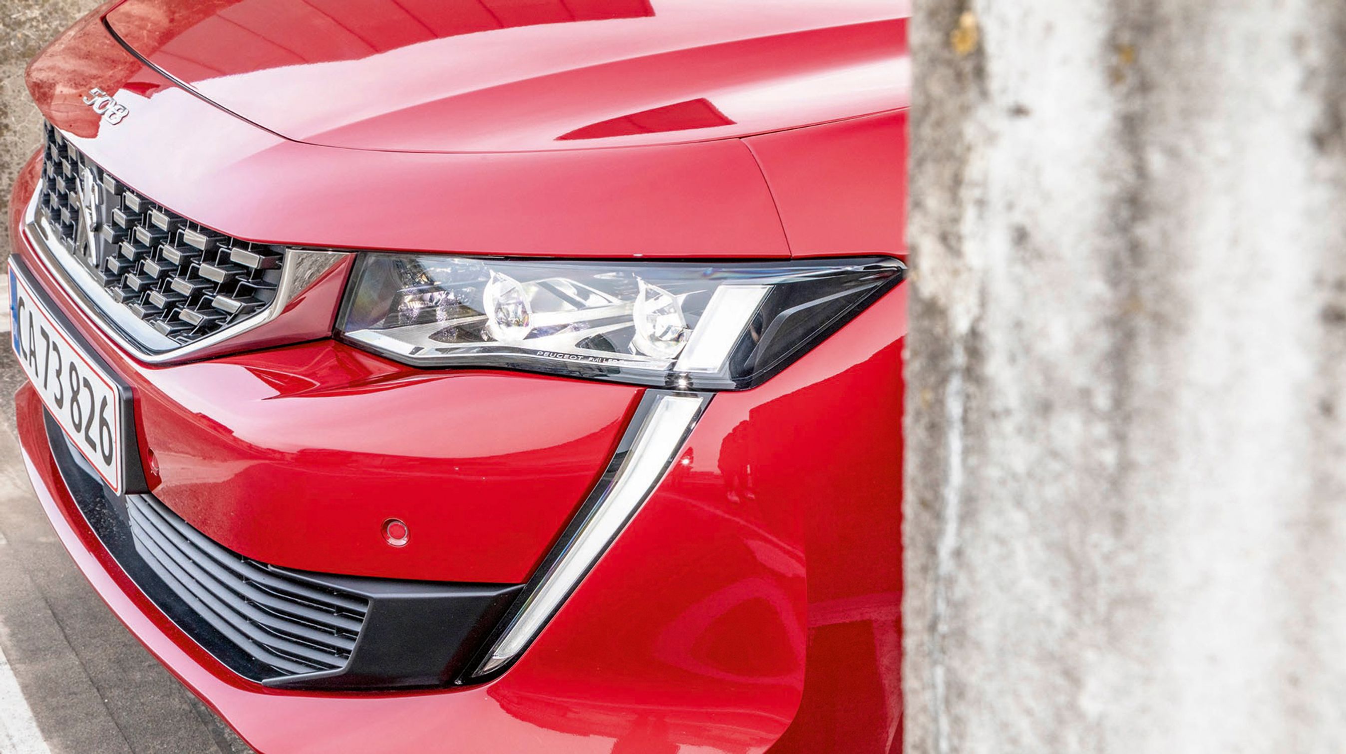 Forlygterne er af LED-typen og blænder selv op og ned, når man møder modkørende bilister. De er dog ikke af matrixtypen.