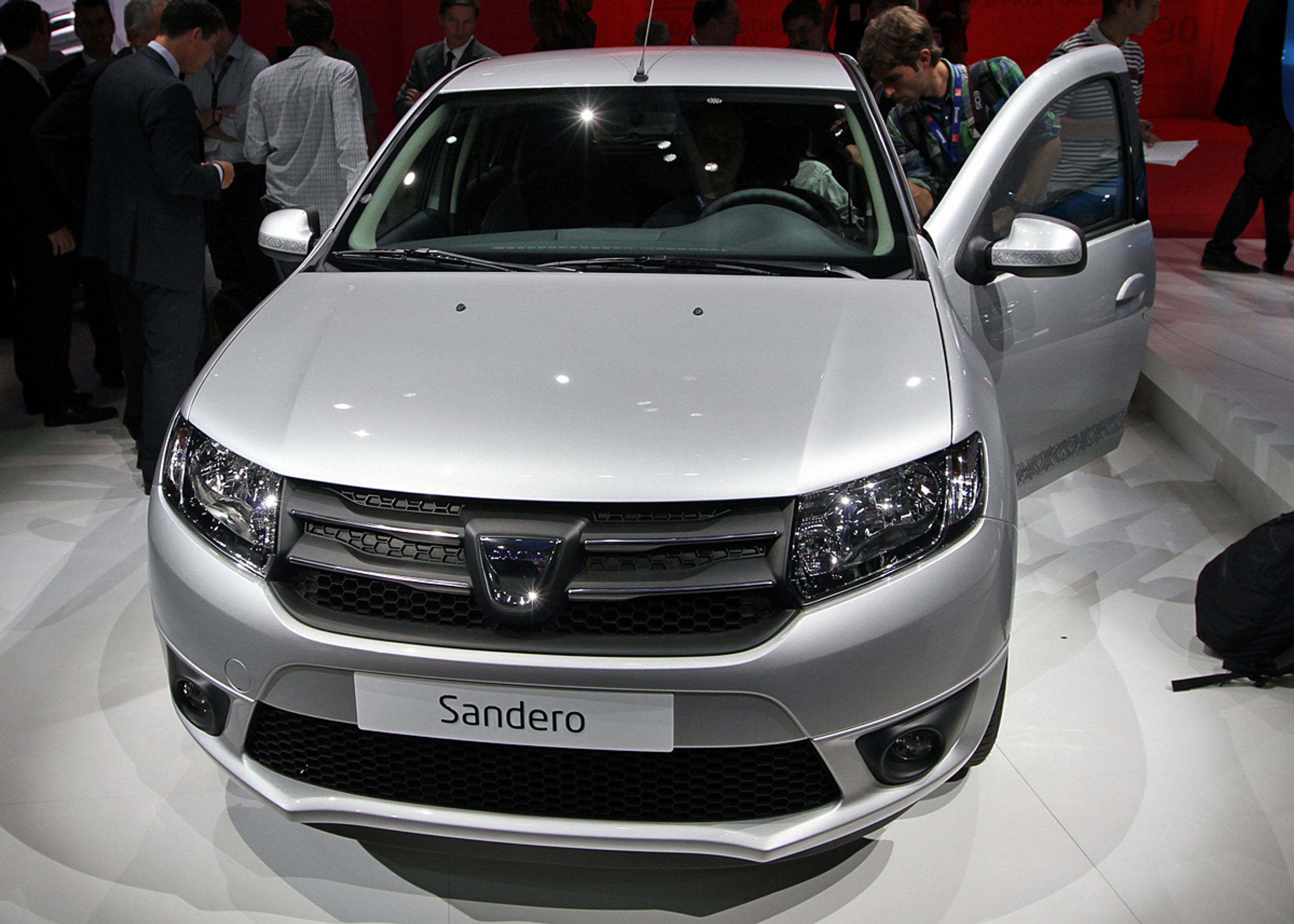 Dacia Sandero har netop fået et facelift. Bilen er ca. på størrelse med en Renault Clio eller Skoda Fabia.