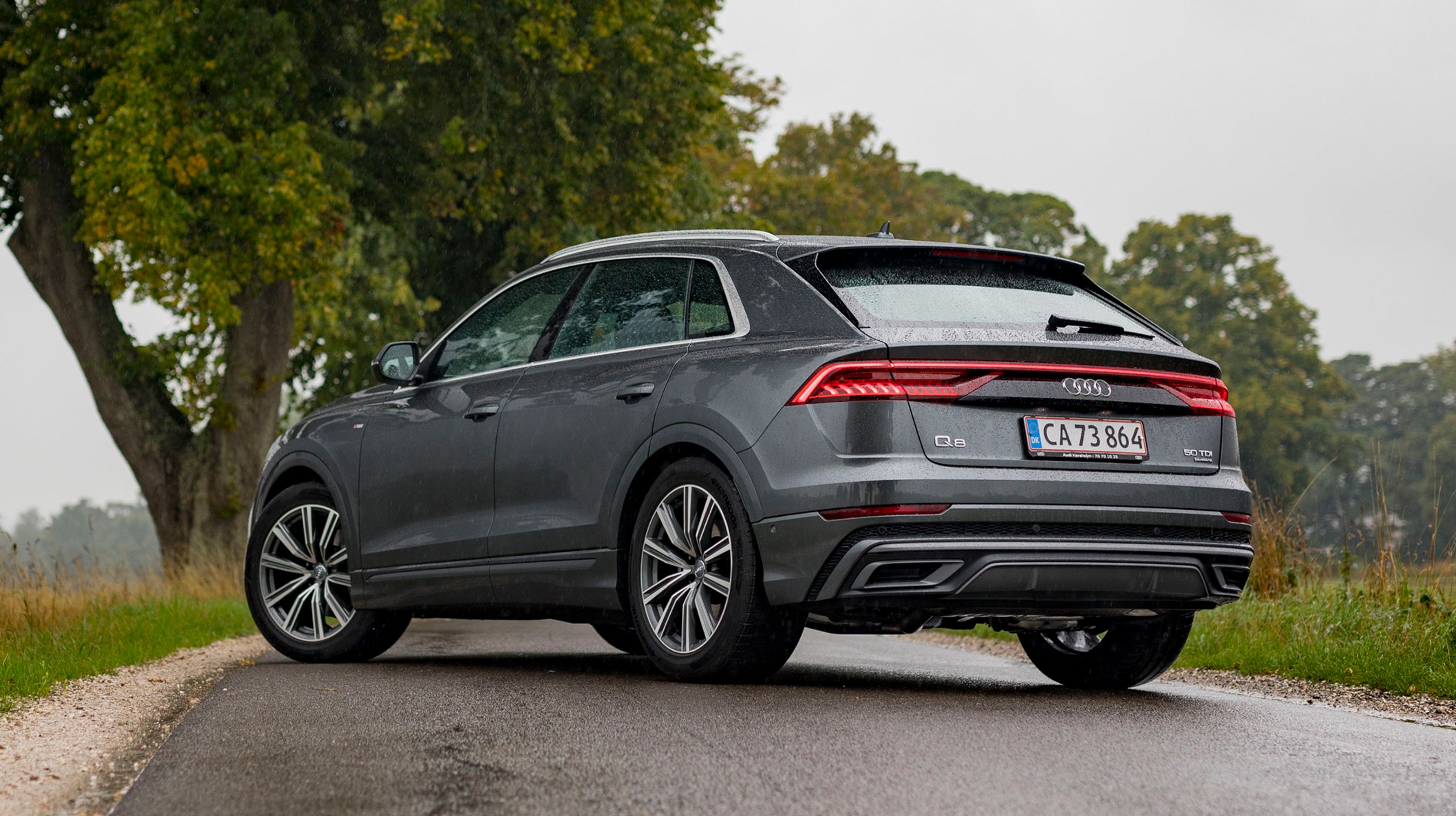 Bagenden er kendetegnet ved sine enorme lygter, der løber på tværs af bilens bredde.