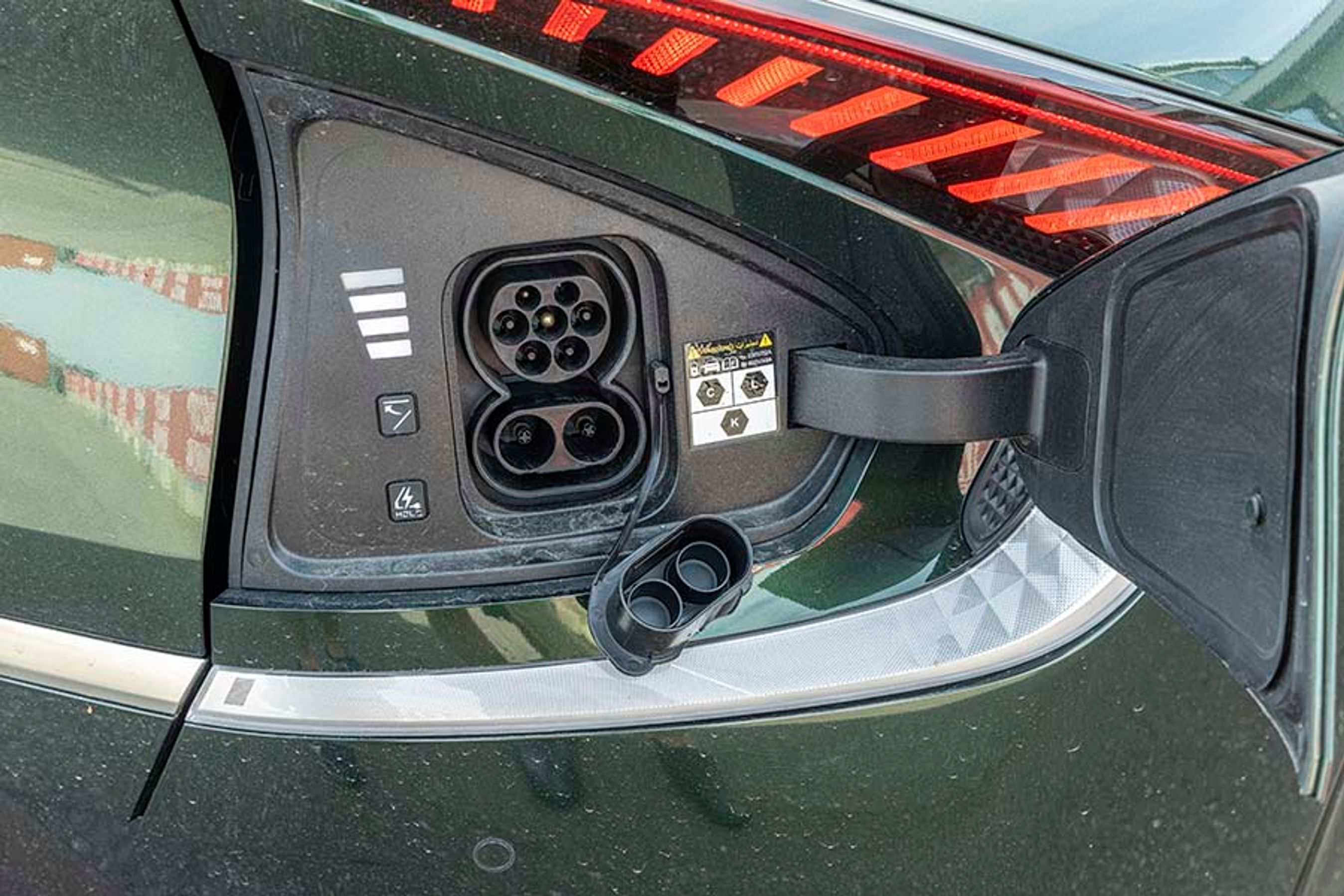 Ladelugen er placeret ved højre baglygte og åbnes bl.a. via nøglen. En indikator viser, hvor meget strøm der er kommet på batteriet, og Combo-stikket kan lade med op til 240 kW. Kia EV6 er den bil i denne klasse, der lader hurtigst.