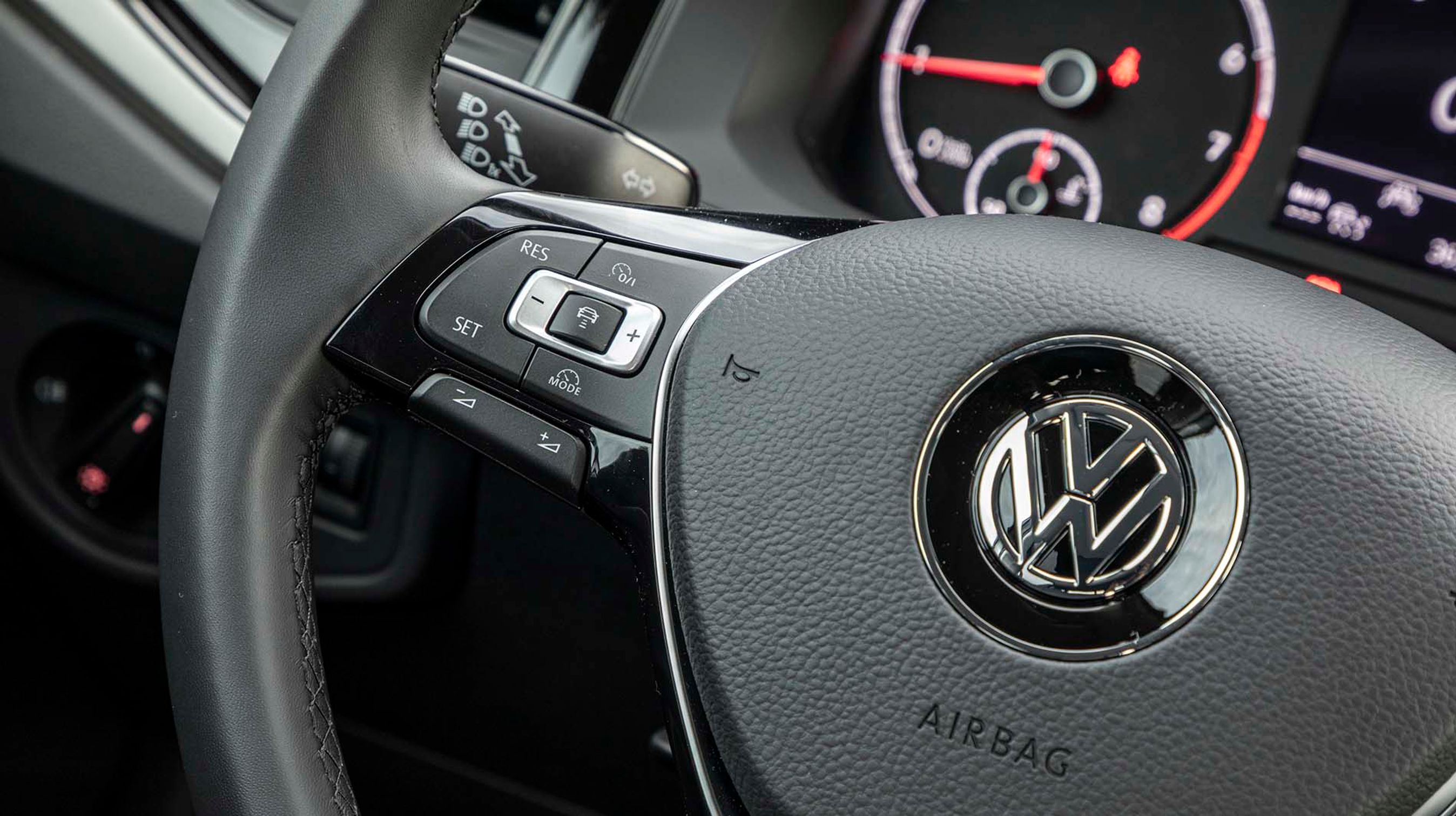 En adaptiv fartpilot er standard. Den styres fra rattet og virker glimrende.